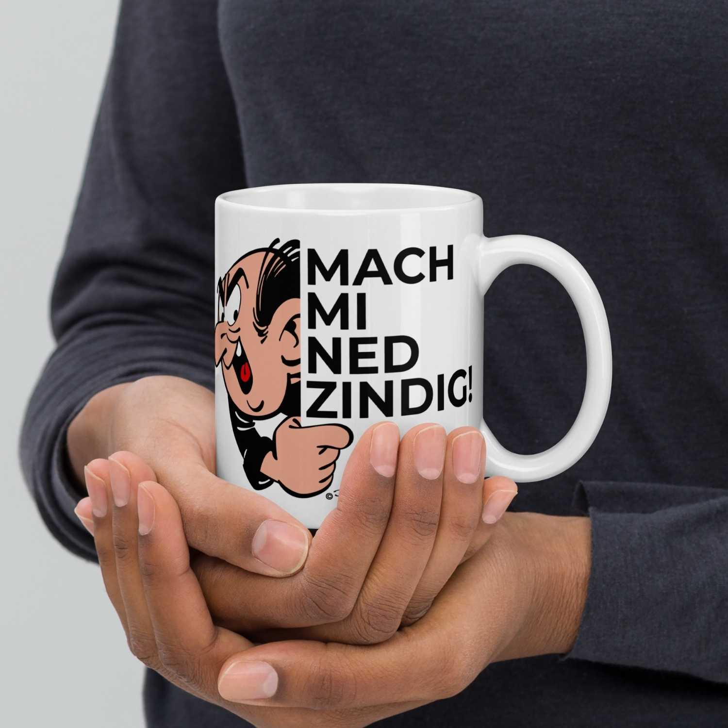 Porzellantasse mit "Die Schlümpfe"-Motiv und Schriftzug „Mach mi ned zindig“, Henkel links, ca. 330 ml.
