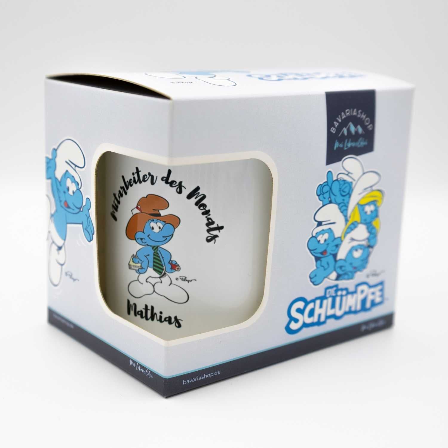 Porzellantasse mit Schlumpfmotiv und Schriftzug „Mitarbeiter des Monats“, Motiv gegenüber dem Henkel, 330 ml.