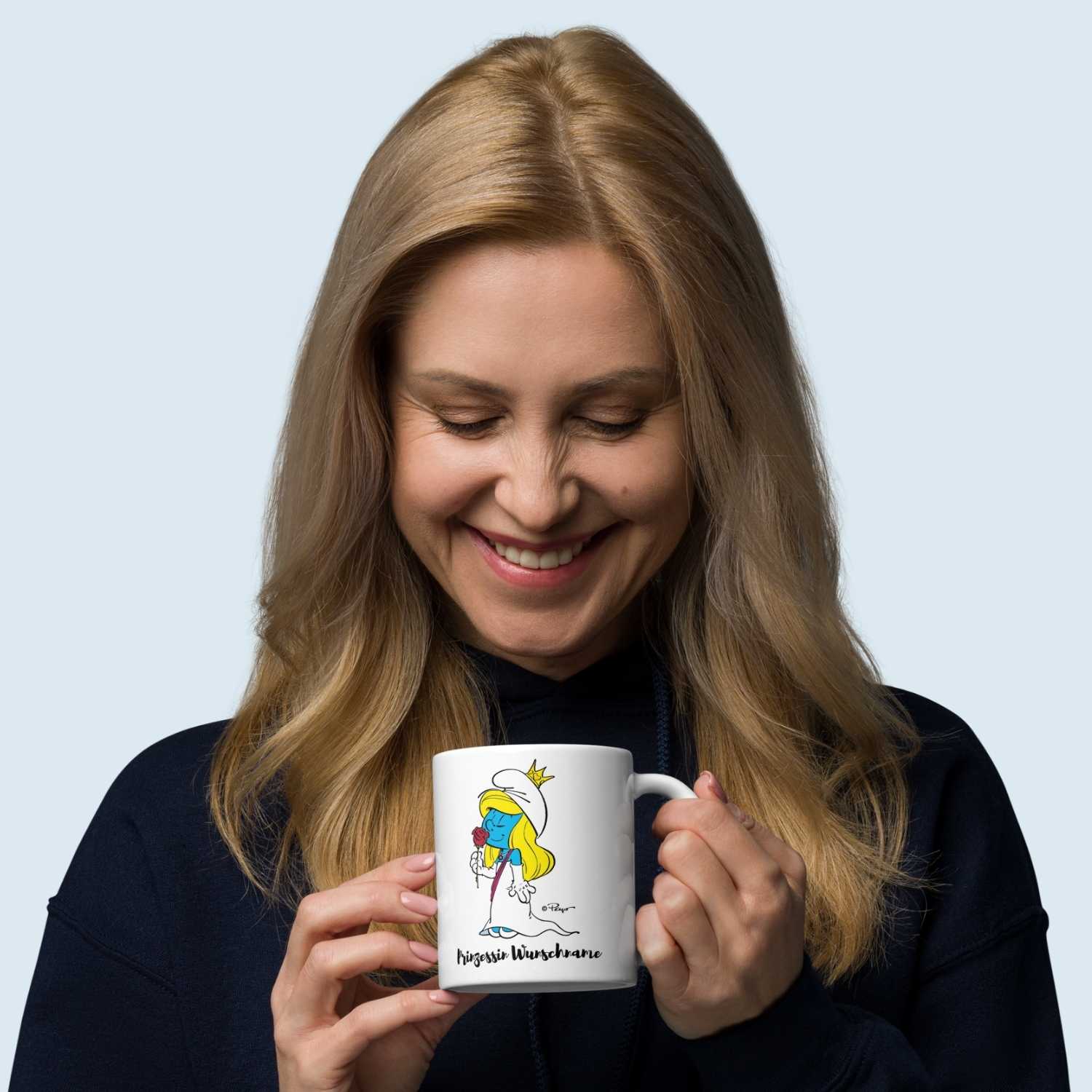 Personalisierbare Porzellantasse mit "Die Schlümpfe Prinzessin"-Motiv, Henkel rechts, Füllmenge 330 ml.