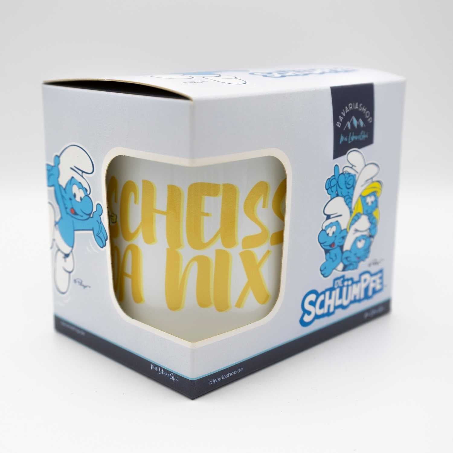 Weiße Porzellan-Tasse mit buntem Schlümpfe-Motiv und dem Schriftzug „Scheiß da nix“ gegenüber dem Henkel, ca. 330 ml.