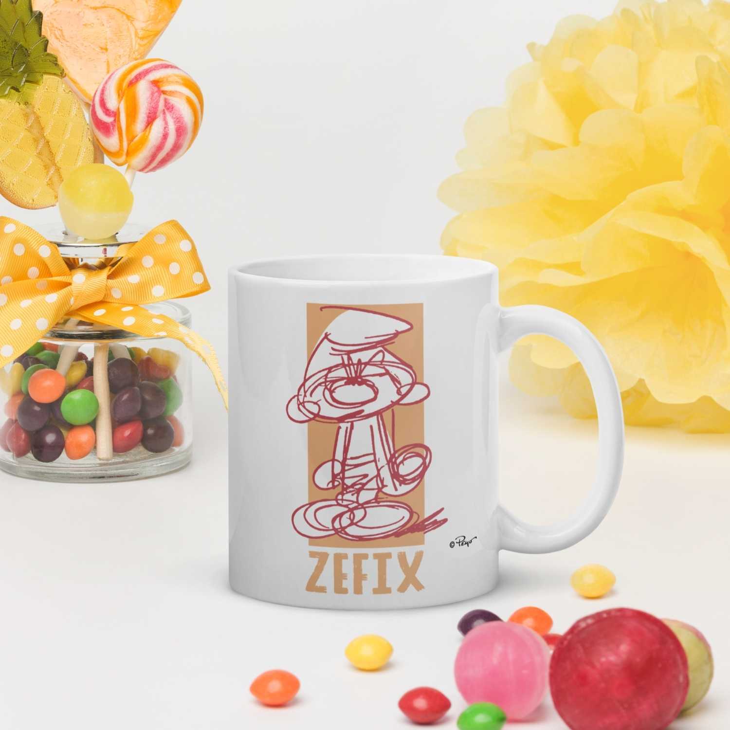 Porzellantasse mit "Die Schlümpfe"-Motiv und schwarzem „Zefix“-Schriftzug, Henkel rechts, 330 ml Füllmenge.