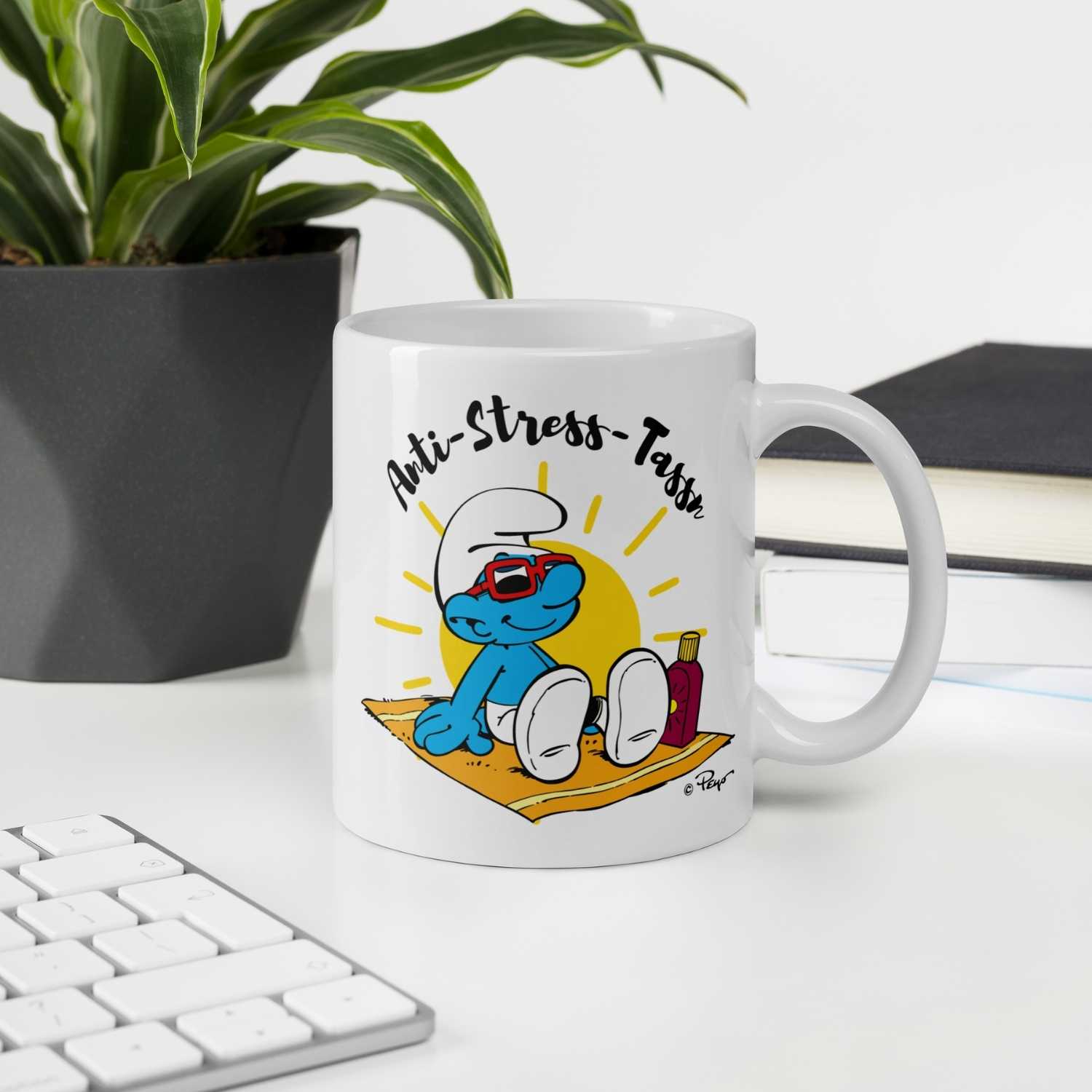 Weiße Porzellantasse mit Schmumpf-Motiv und schwarzem Anti-Stress-Schriftzug gegenüber dem Henkel, 330 ml.