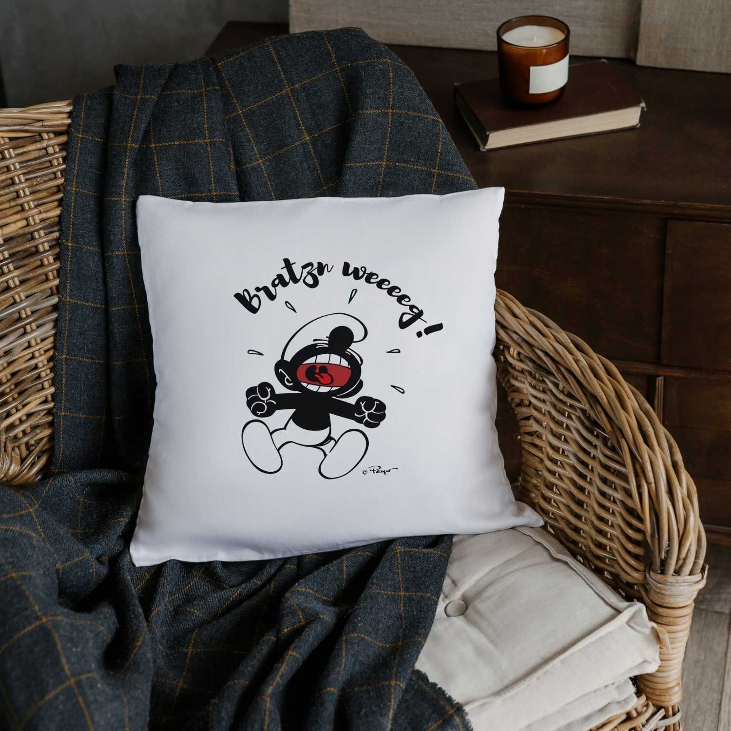 Quadratisches Dekokissen mit weich wirkender Oberfläche und „Bratzn weeeeg!”-Schriftzug, Motiv: Schlumpf.