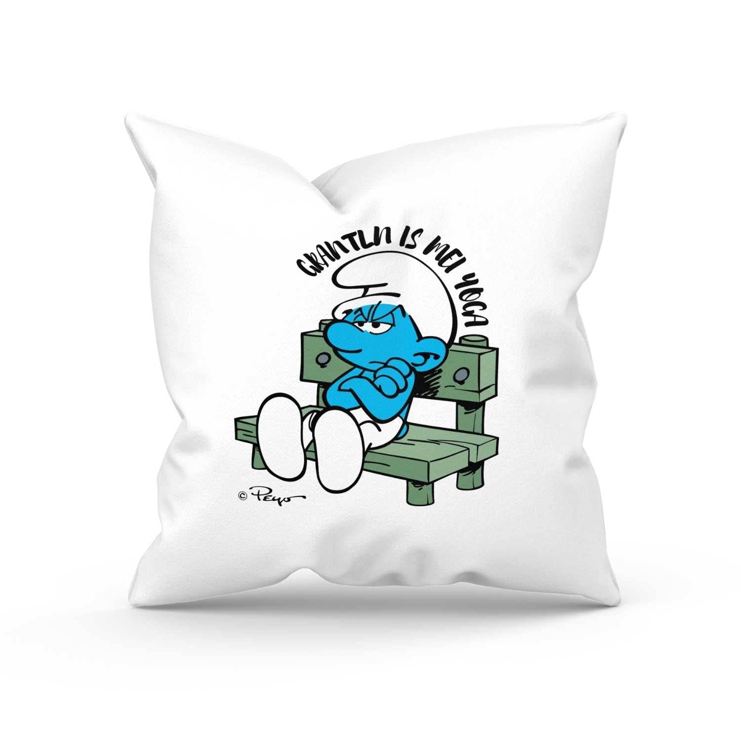 Quadratisches Dekokissen mit weich wirkender Oberfläche und Aufdruck „Grantln is mei Yoga“ mit Schlumpf-Motiv.