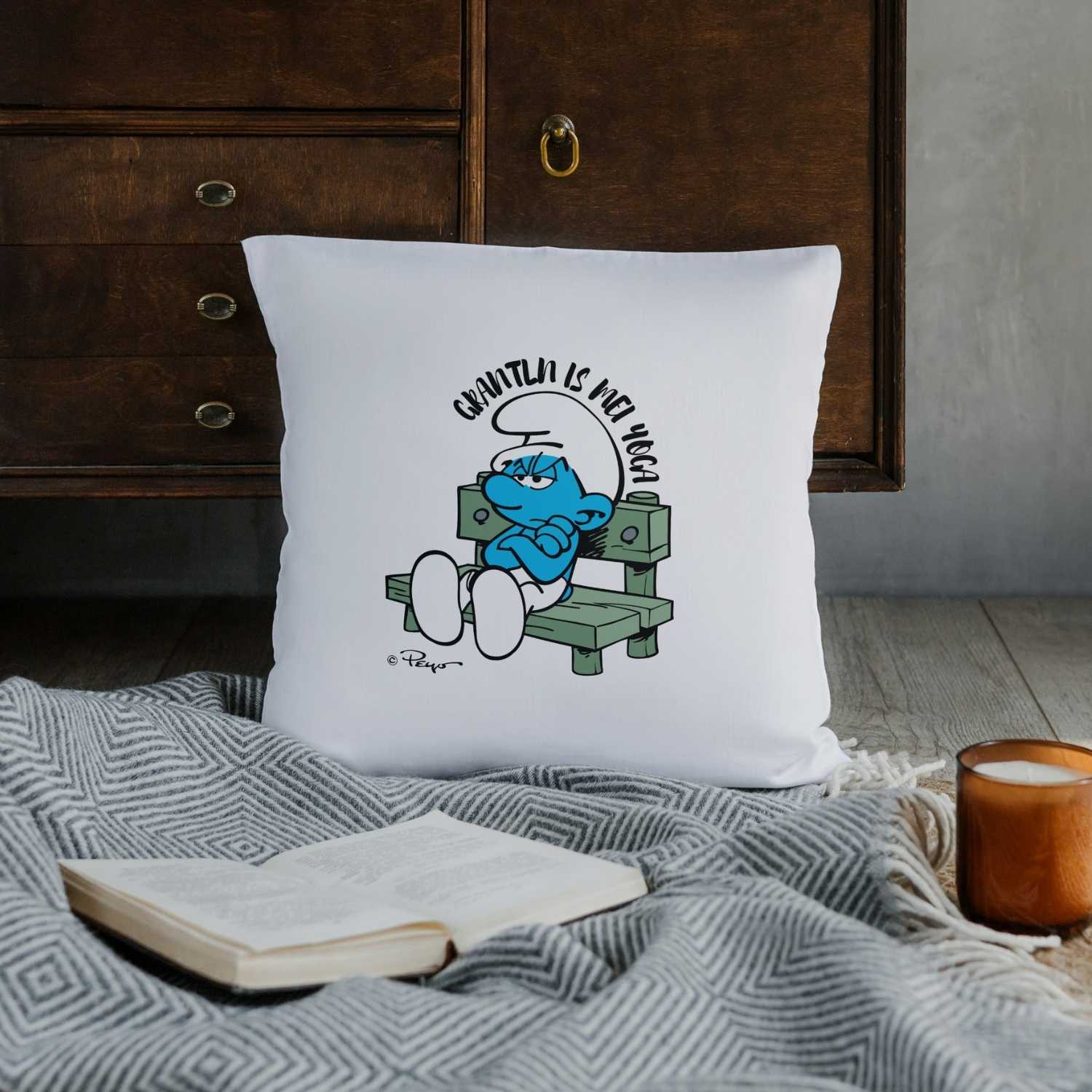 Kuschelig weiches Dekokissen mit Schlumpf-Motiv und dem Spruch „Grantln is mei Yoga“, quadratische Form.