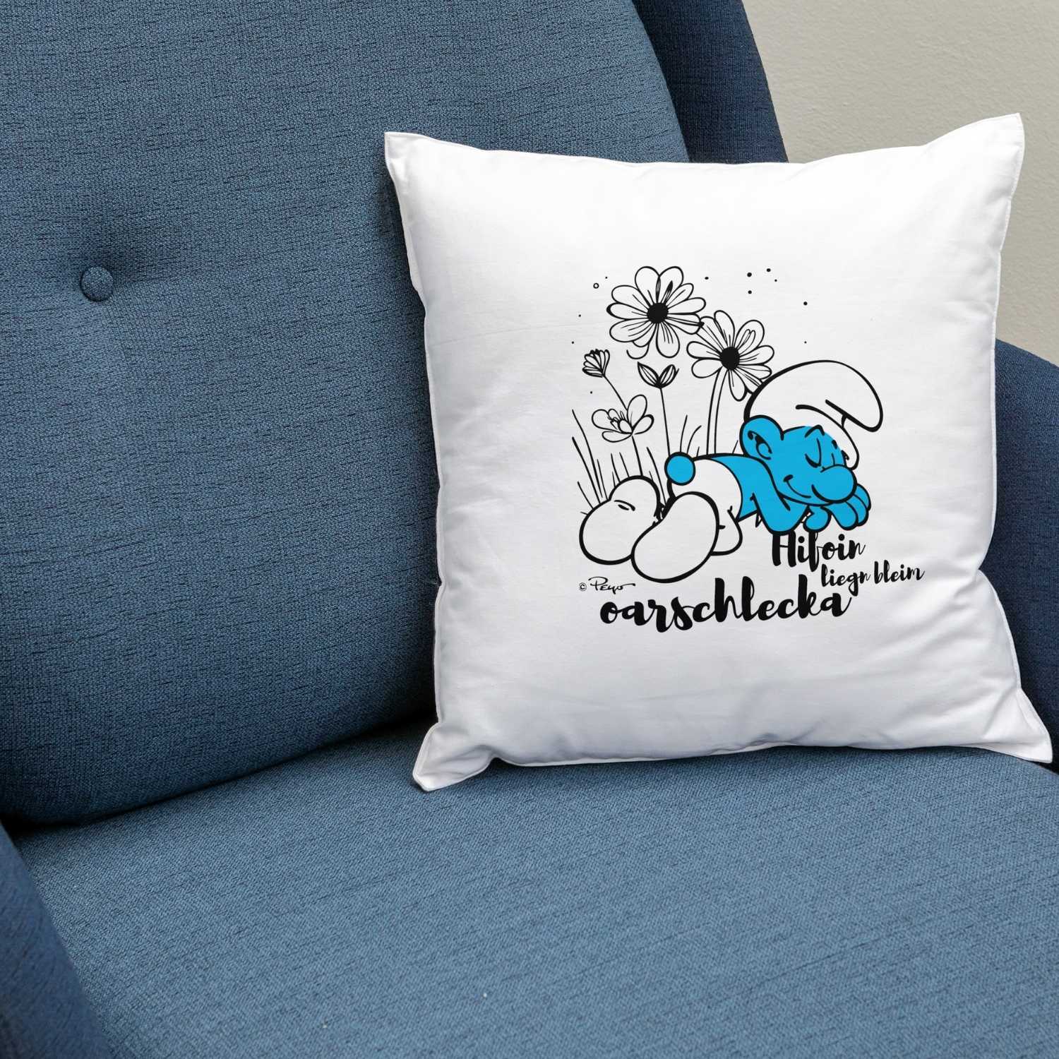 Quadratisches Kuschelkissen mit Schlumpf-Motiv und Spruch „Hifoin, liegn bleim, oarschlecka“, weich, hochwertiger Druck.