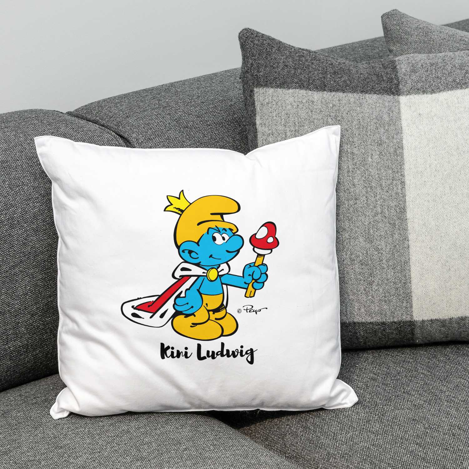 Quadratisches Kuschelkissen mit Schlumpf-Motiv, Spruch „KINI“ und personalisierbarem Namensdruck, ca. 40×40 cm.