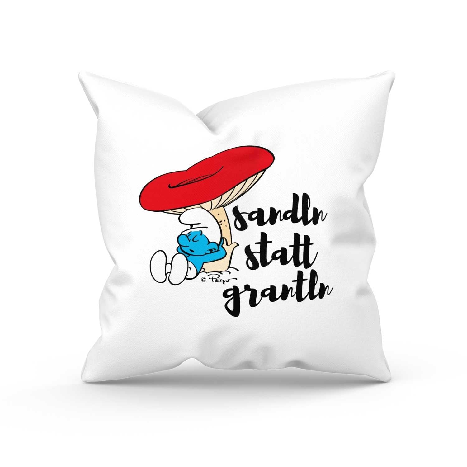 Quadratisches Kuschelkissen mit "Sandln statt grantln"-Schriftzug und Schlumpf-Motiv, personalisierbar mit Namen.