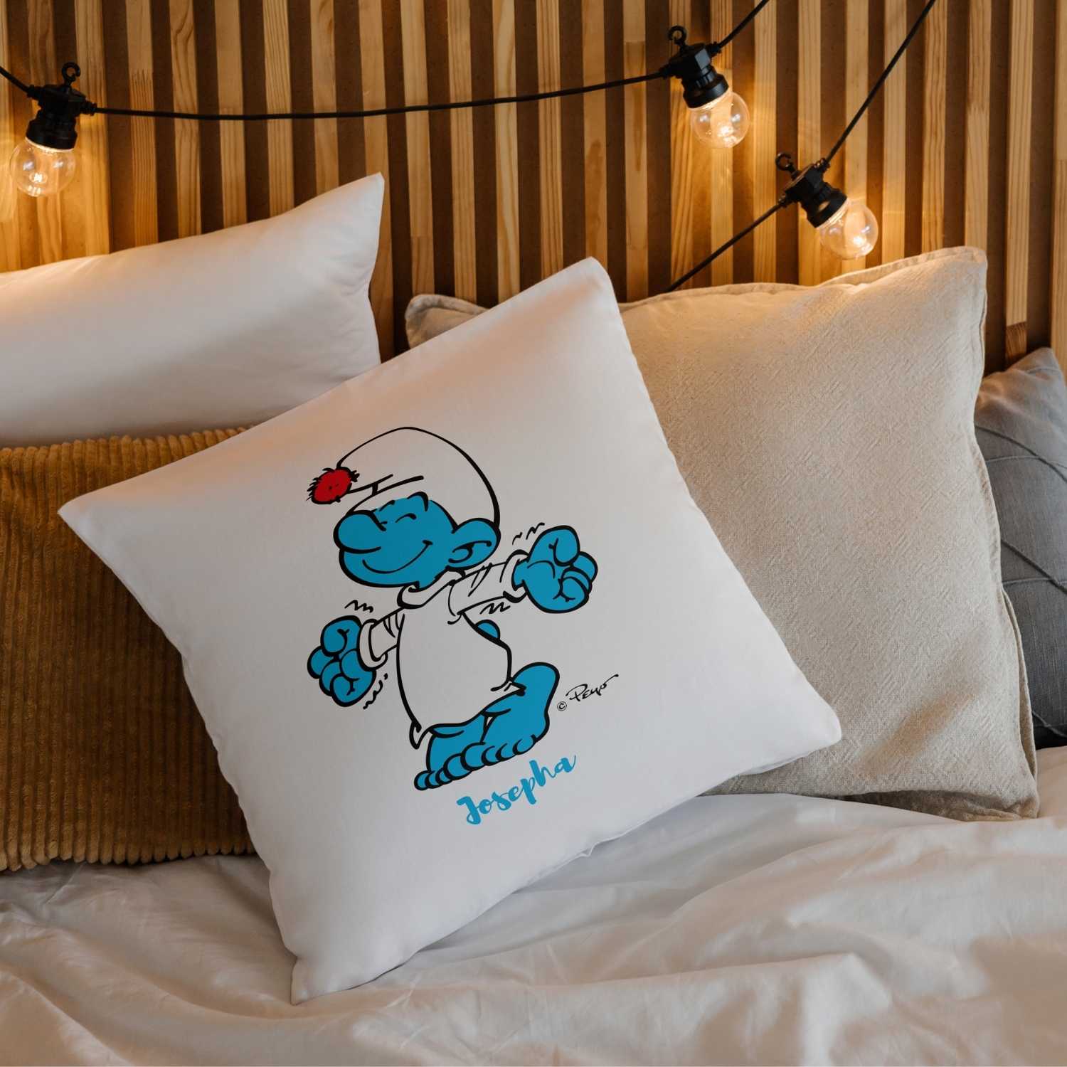 Personalisiertes Kuschelkissen mit Schlumpf-Motiv und Spruch „Schlaf guad“, individualisierbar mit Namen, 40 × 40 cm.