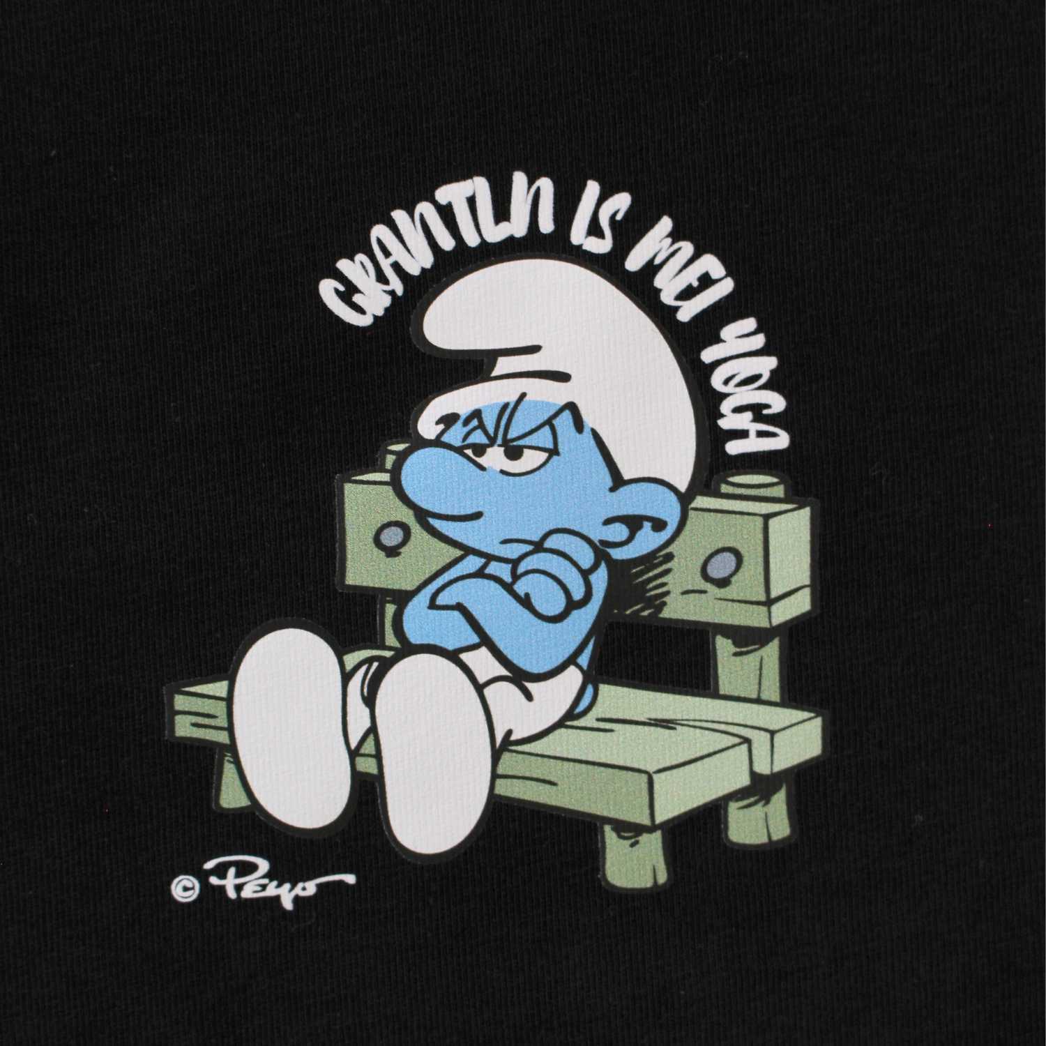 Schwarzes Herren-T-Shirt mit Frontprint „Grantln is mei Yoga“ und Schlumpf-Motiv, aus 100 % Bio-Baumwolle.