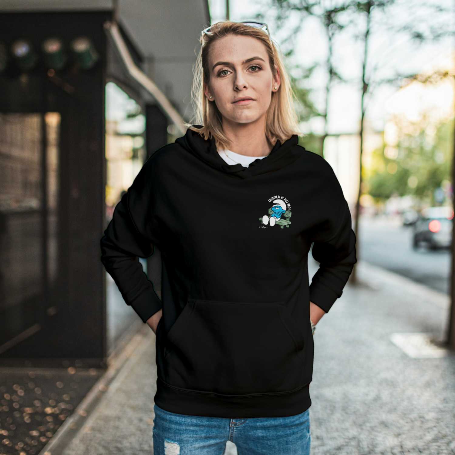 Damen Kapuzenpullover mit Frontprint „Grantln is mei Yoga“ und Schlumpf-Motiv, aus Bio-Baumwolle und recyceltem Polyester.