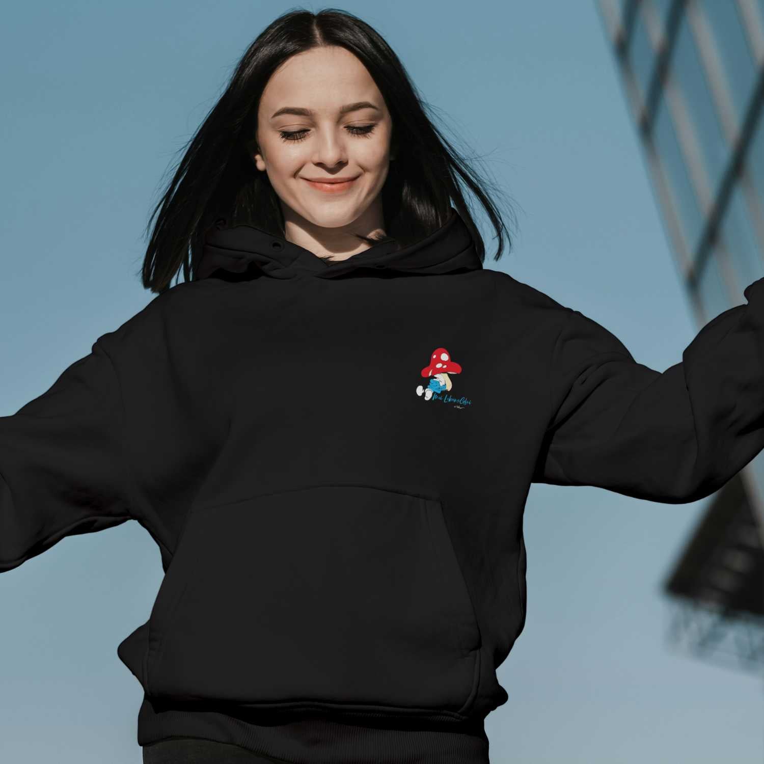 Damen-Hoodie mit Kapuze und Frontprint „Do legst di nieda“ mit Schlümpfe-Motiv, aus Bio-Baumwolle und Recyclingfasern.