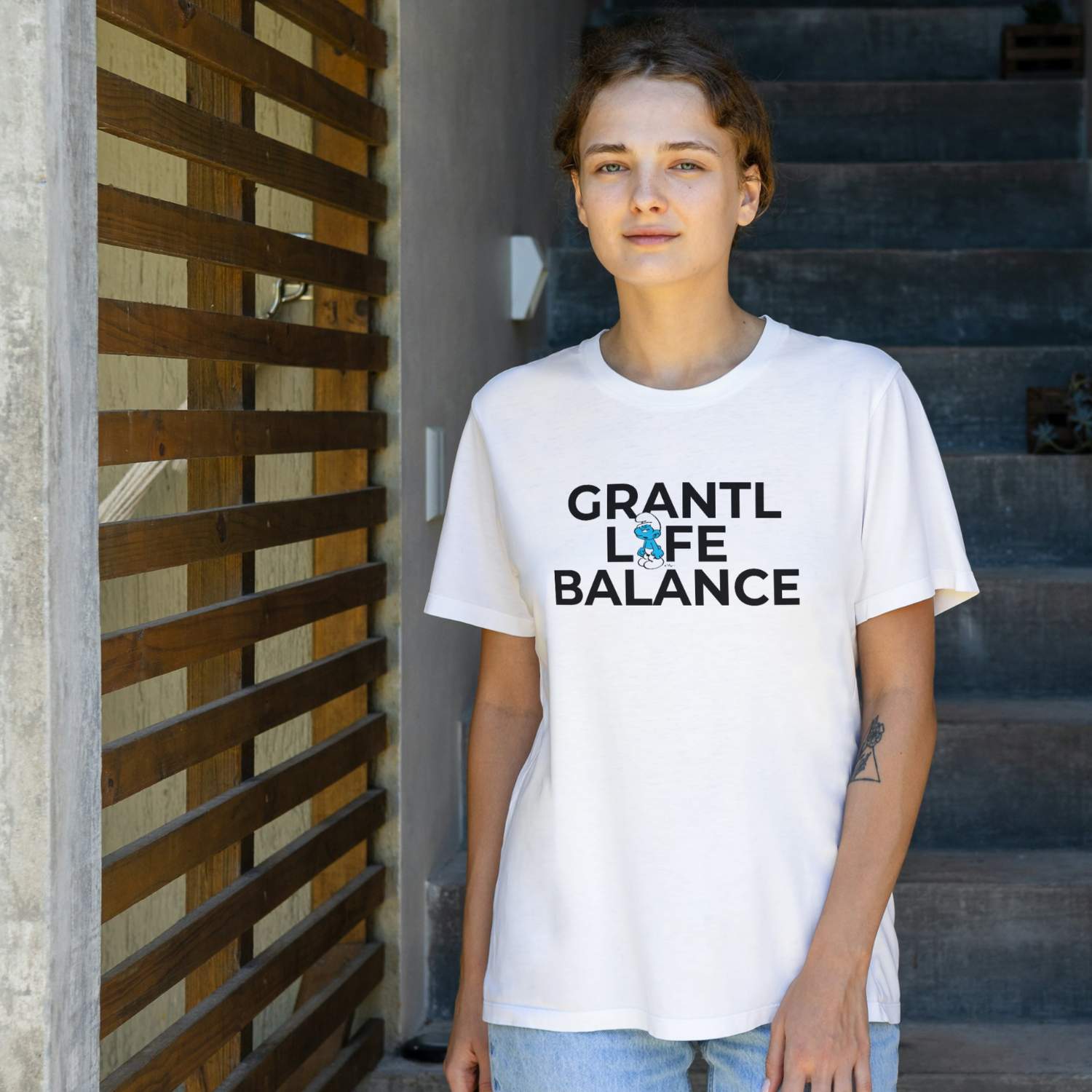 Damen-T-Shirt mit Schlumpf-Motiv und "Grantl Life Balance"-Schriftzug, Frontprint auf Bio-Baumwolle.