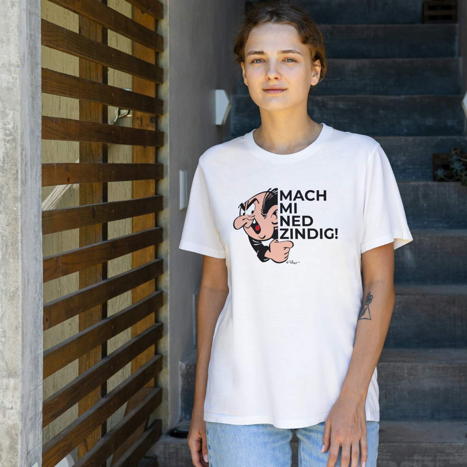 Damen-T-Shirt mit Schlümpfe-Frontprint und bayrischem Spruch „Mach mi ned zindig“, aus 100 % Bio-Baumwolle.