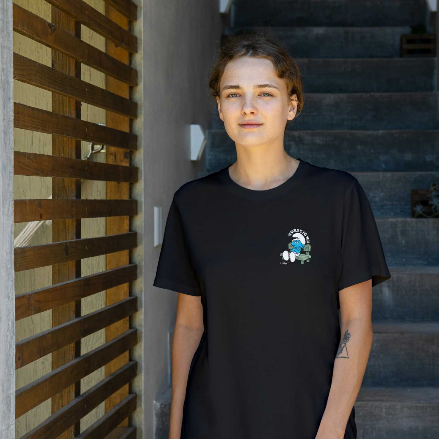 Damen T-Shirt mit Frontprint „Grantln is mei Yoga“ und Schlumpf-Motiv, aus 100 % Bio-Baumwolle gefertigt.