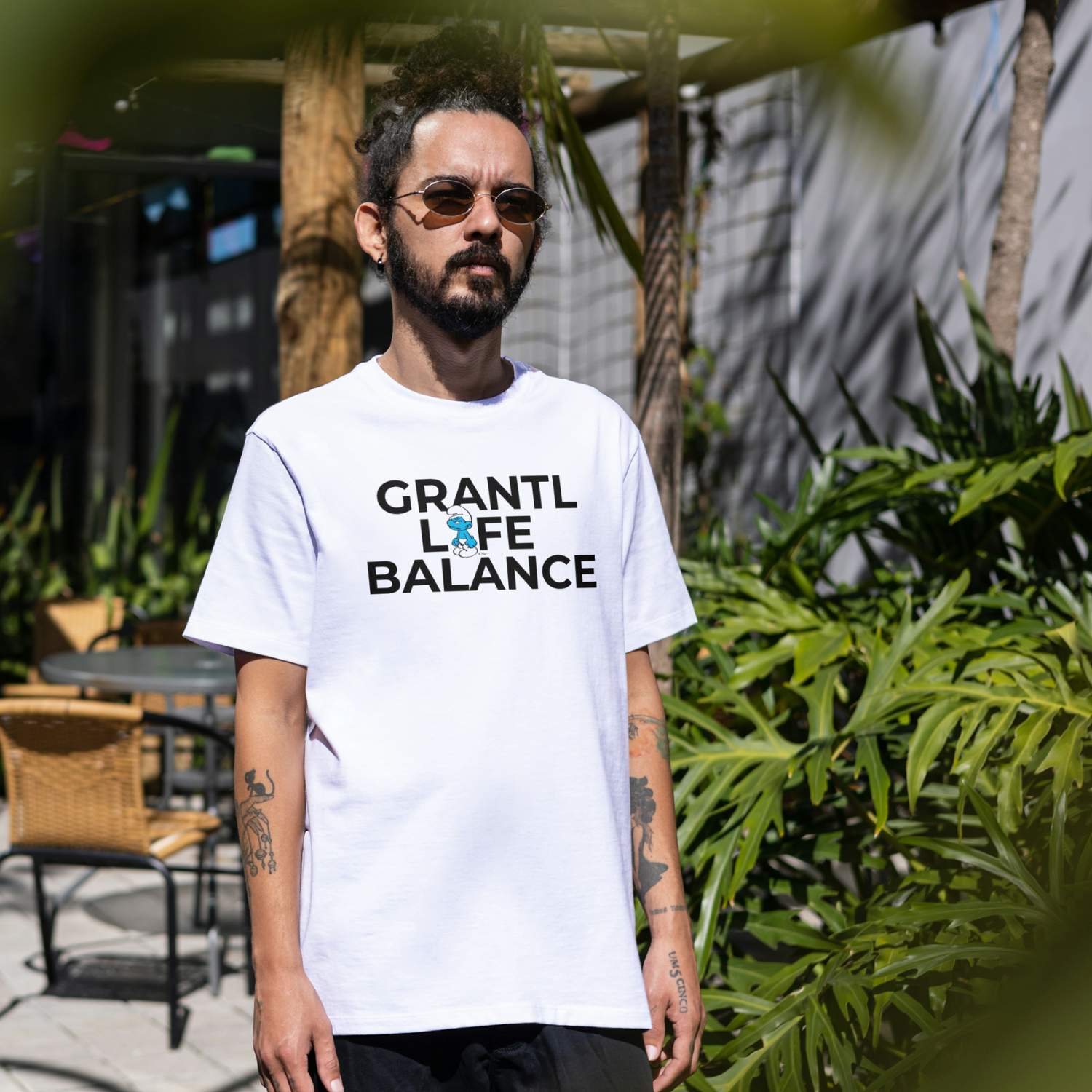 Herren T-Shirt mit Schlumpf-Motiv und Schriftzug „Grantl Life Balance“, Frontprint auf 100 % Bio-Baumwolle.