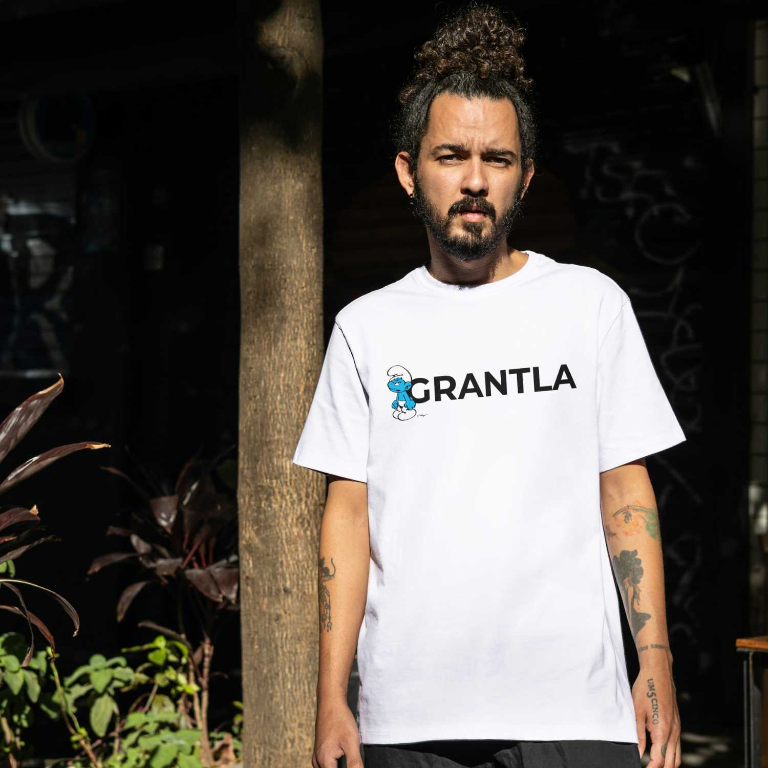 Weißes Herren-T-Shirt mit Frontprint eines grantigen Schlumpfs, humorvollem Schriftzug, aus 100 % Bio-Baumwolle.