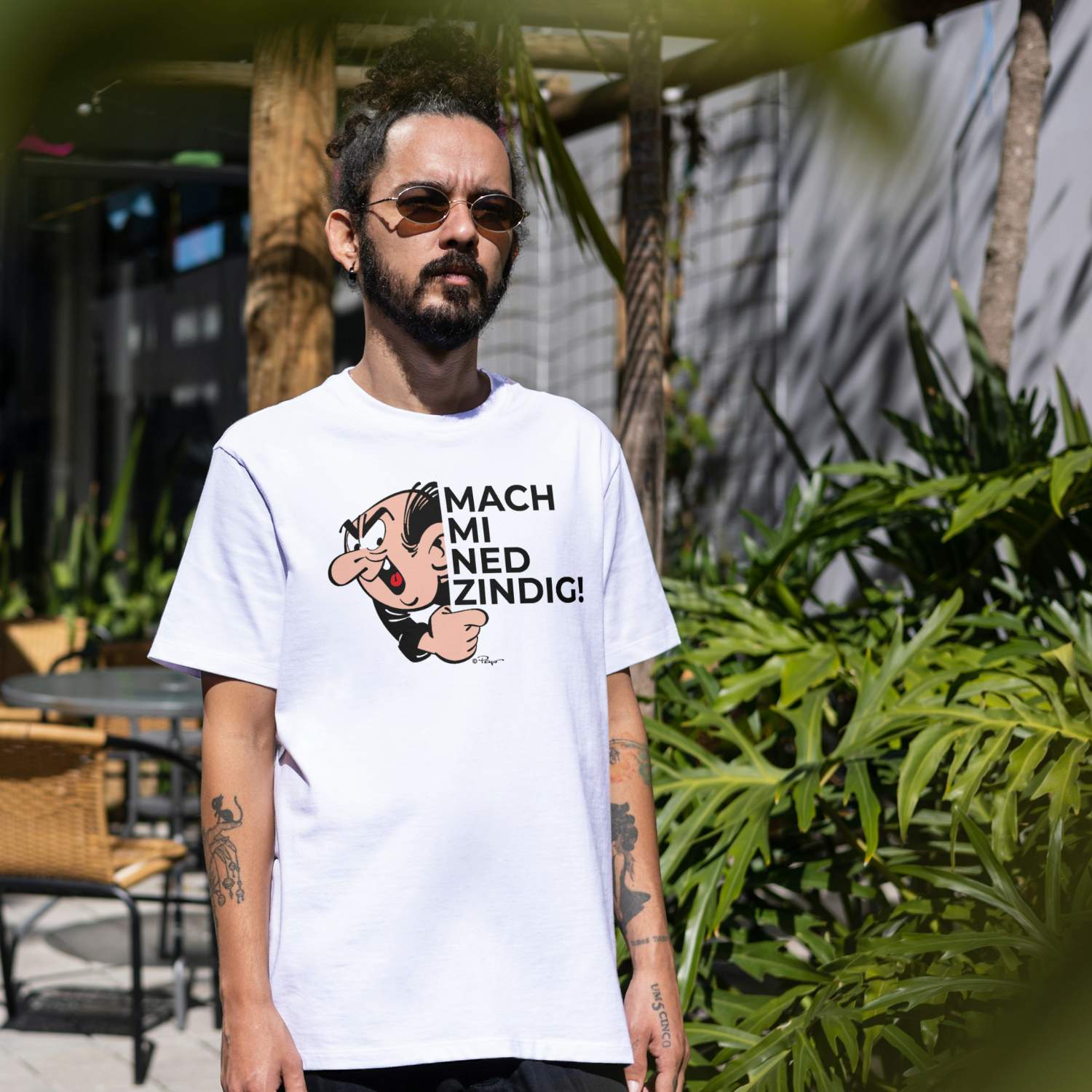 Herren T-Shirt mit Schlümpfe-Frontprint und Text „Mach mi ned zindig“, aus 100 % Bio-Baumwolle gefertigt.