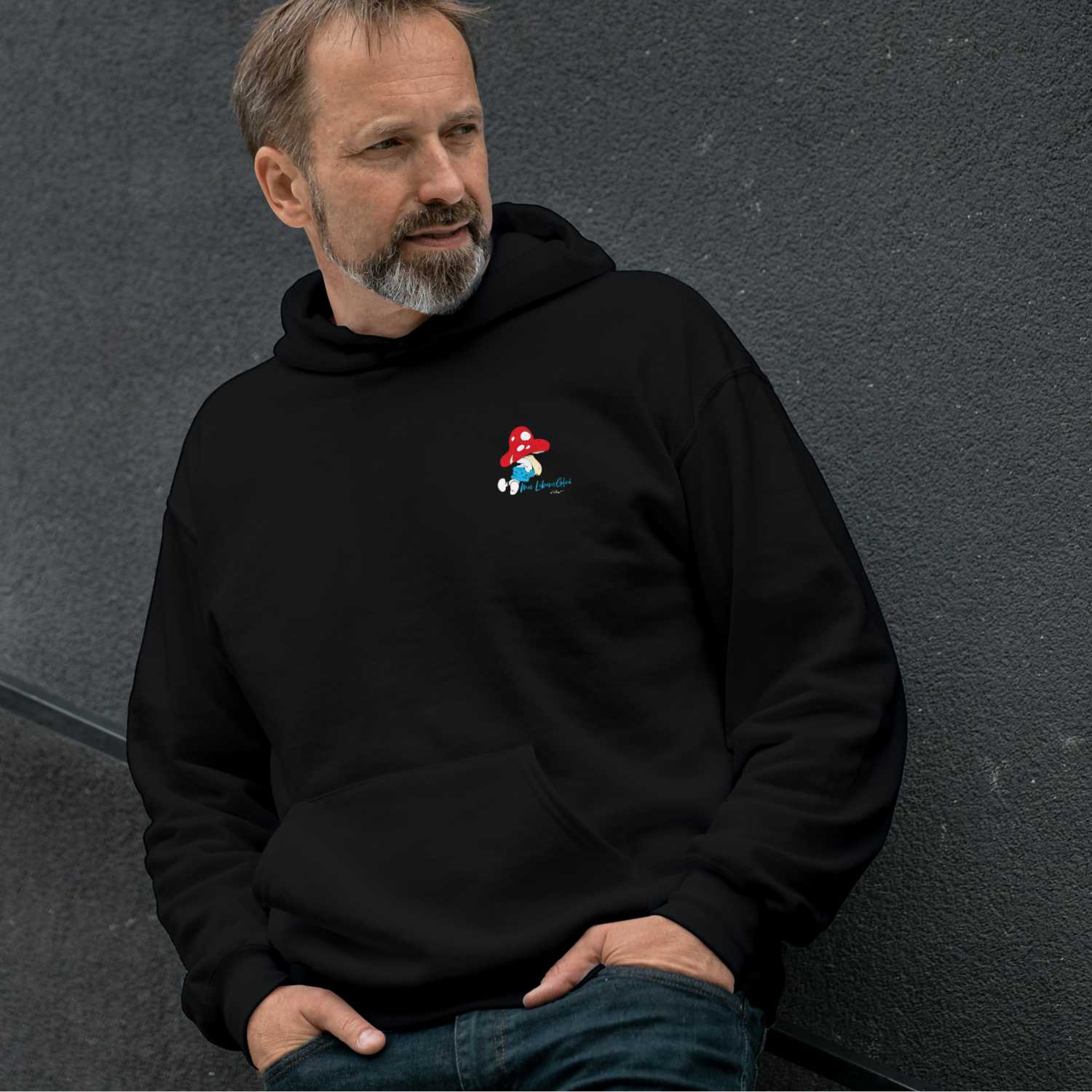 Herren Hoodie mit Schlumpf-Motiv und „Do legst di nieda“-Schriftzug, Frontprint, aus Bio-Baumwolle und recyceltem Polyester.