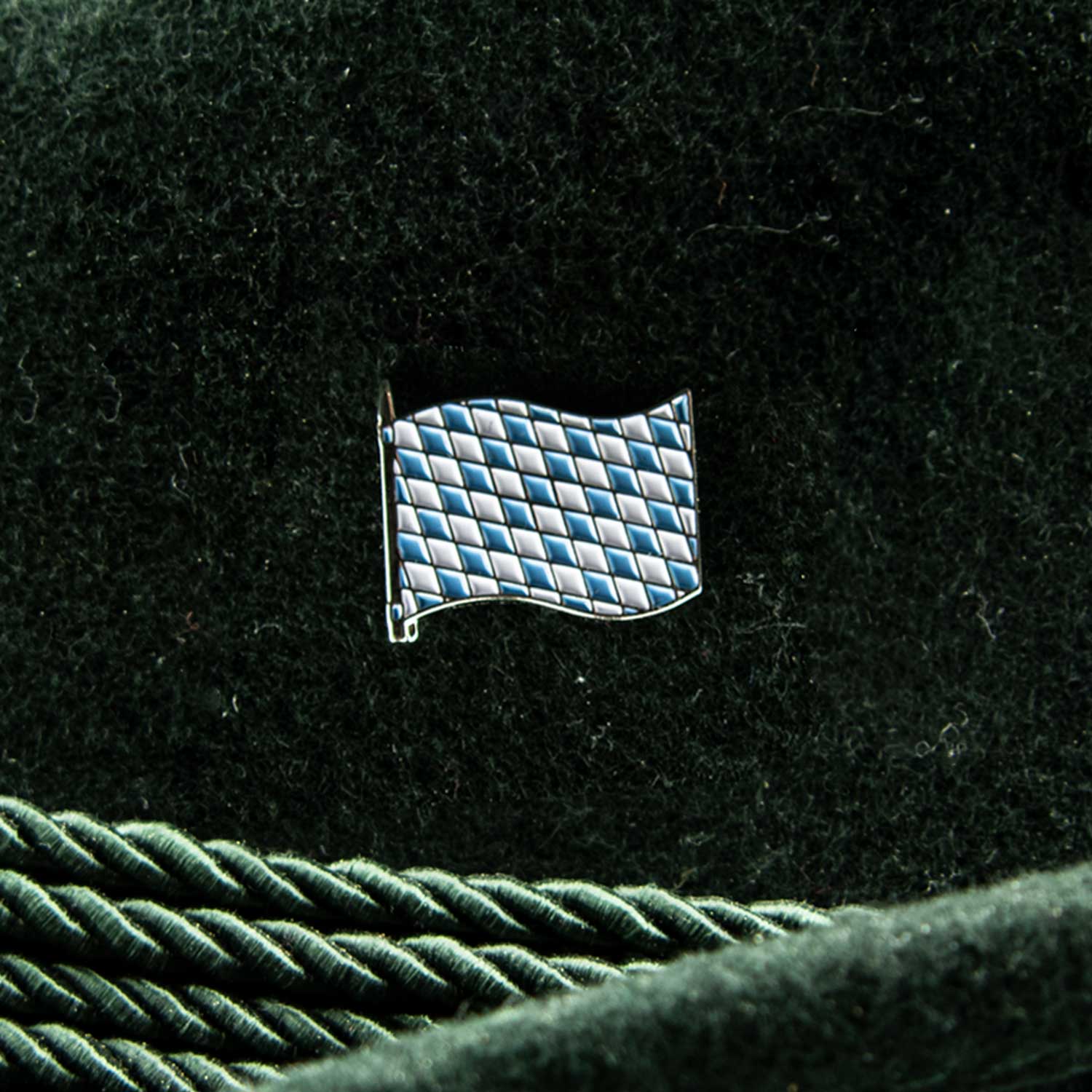 Farbenfroher Metallpin in Form einer Fahne mit bayerischem Rautenmuster und Schmetterlingsverschluss, 2,0 × 1,7 cm.