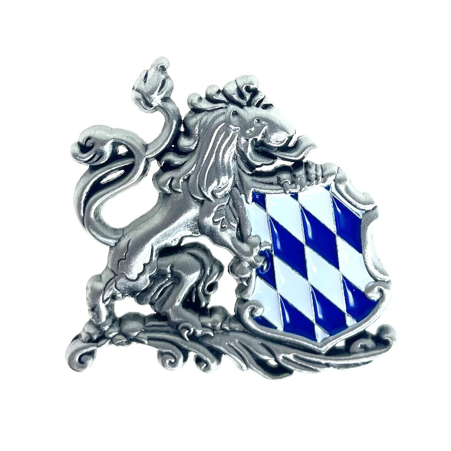 Silberfarbiger Pin in Löwenform mit weiß-blauem Rautenmuster und Schmetterlingsverschluss, ca. 4 x 3,7 cm.