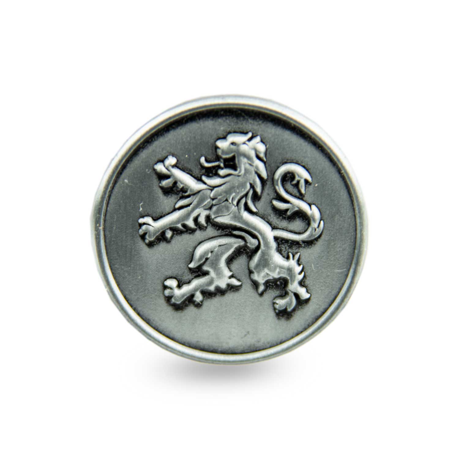 Silberfarbener, runder Pin mit reliefartigem Löwenmotiv und Schmetterlingsverschluss, aus Metall, ca. 2,5 cm.