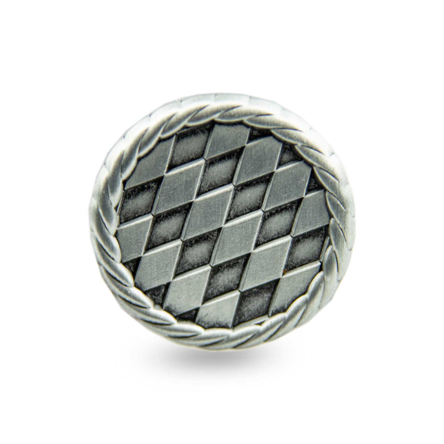 Runder Pin mit silberfarbenen Rautenmotiv, von Kranz eingefasst, mit Schmetterlingsverschluss auf der Rückseite.