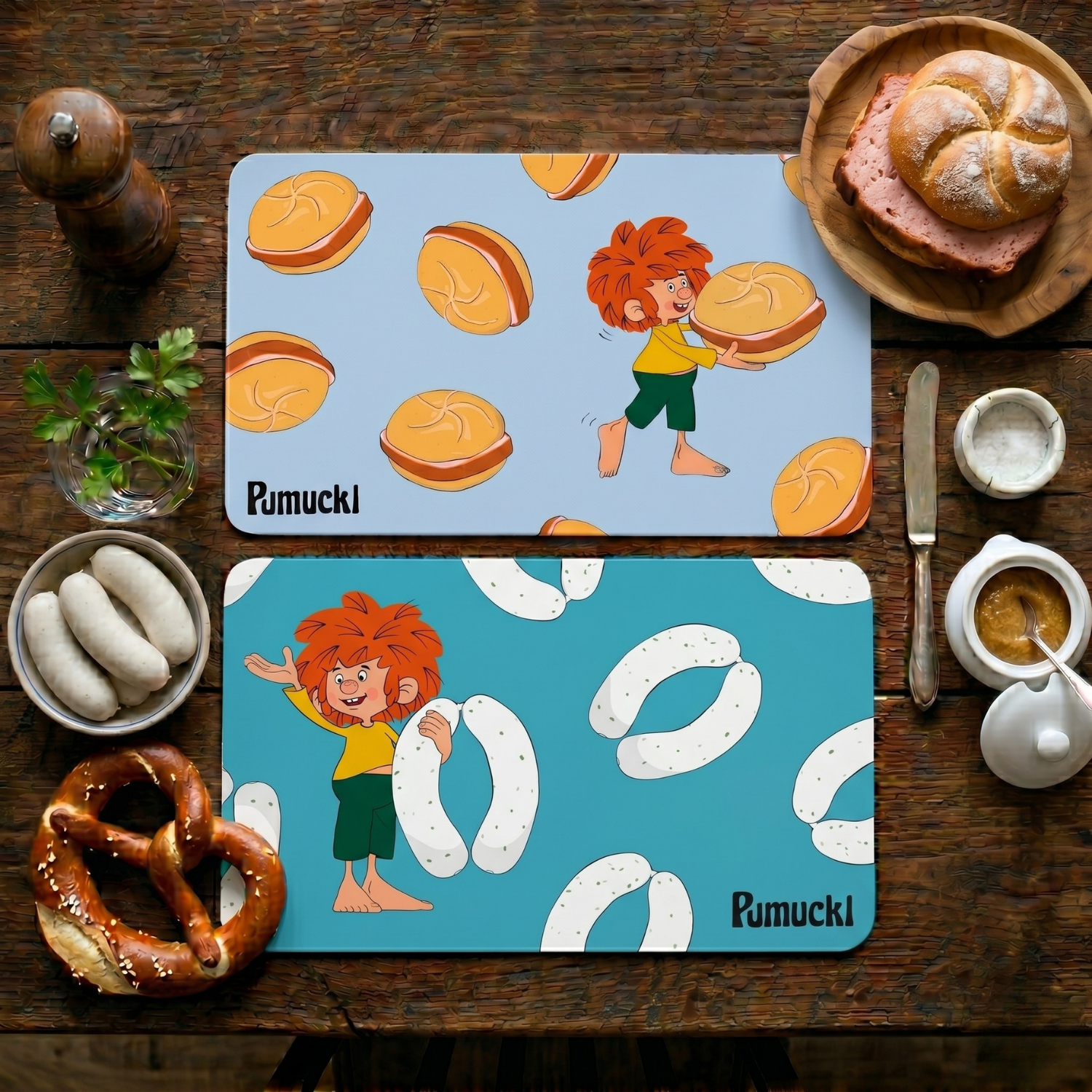 Pumuckl Brotzeitbretter Set mit Weißwurst und Leberkäse Motiven für Kinder und Familien.