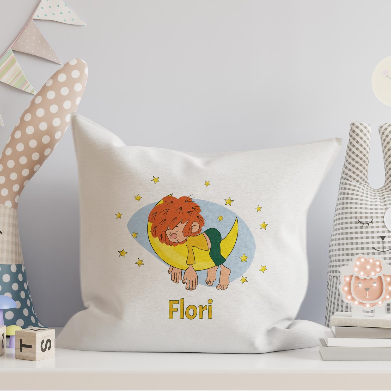 Quadratisches Kuschelkissen mit Pumuckl-Motiv, Spruch und personalisierbarem Namensdruck auf weichem Stoff.