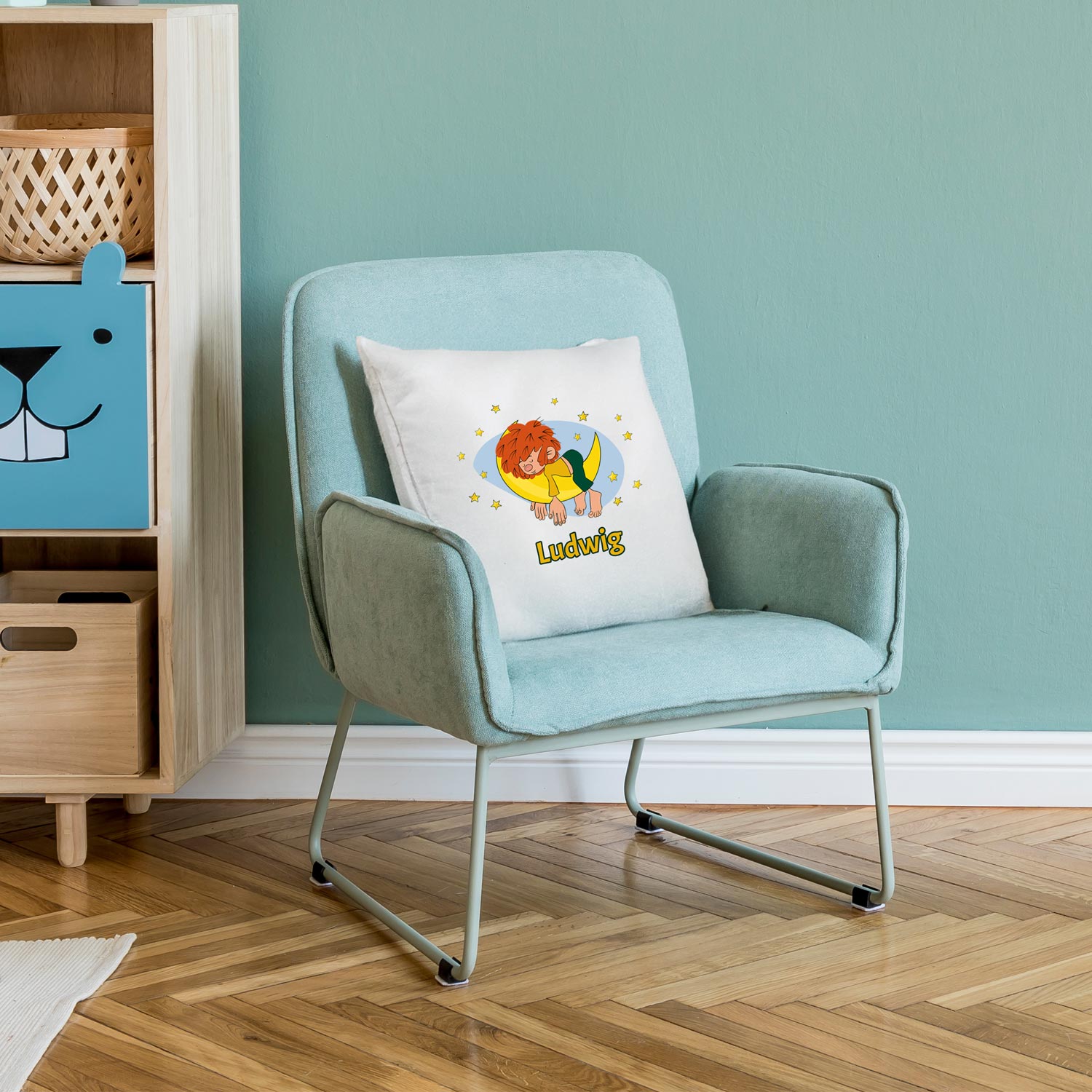 Quadratisches Pumuckl-Kissen mit kindlichem Charakter-Motiv, personalisiertem Namensdruck und Spruch, weicher Stoff.