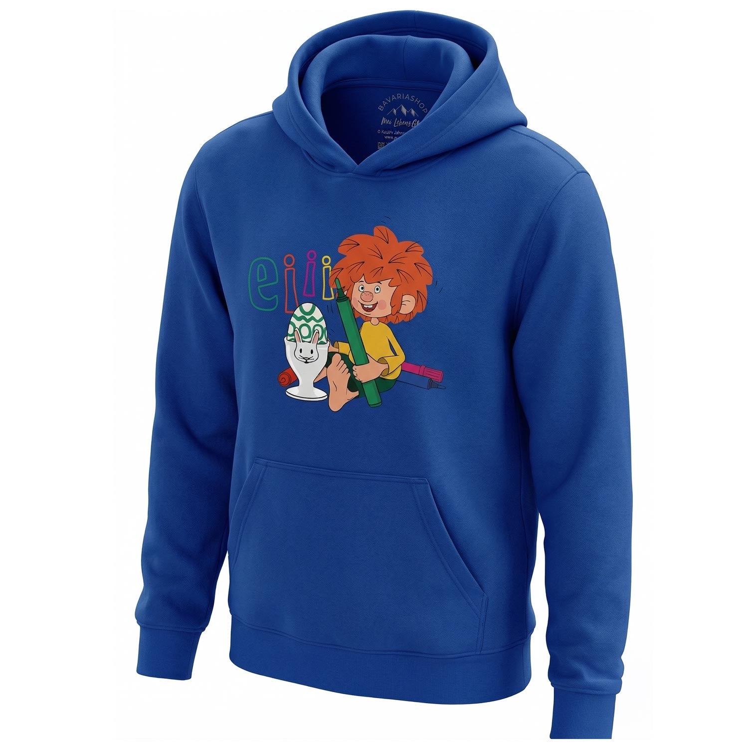 Blauer Kinder Hoodie mit Pumuckl und Osterei, Pumuckl sitzt neben einem Osterhasen Eierbecher