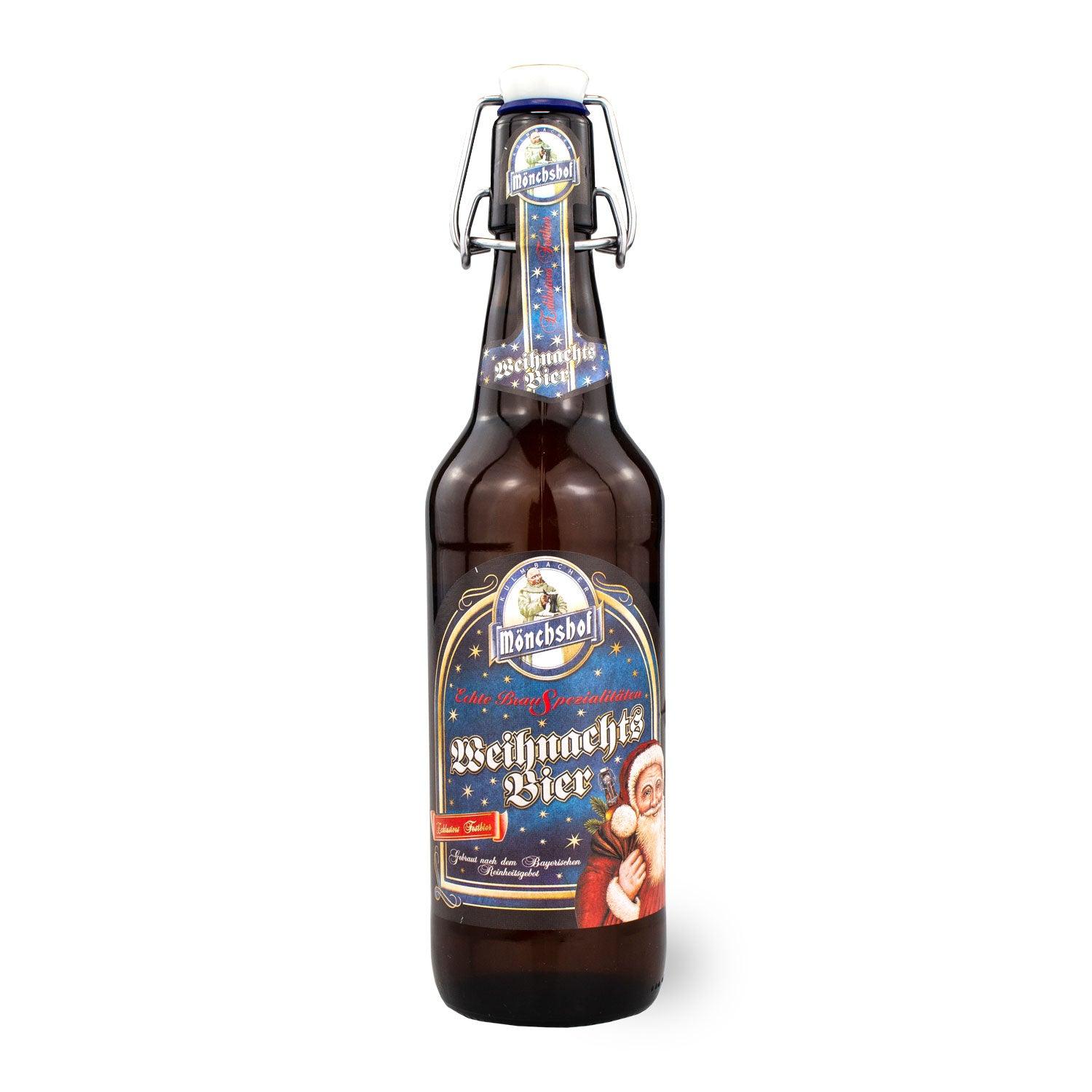Flasche Glüh-Bier mit rotem Etikett und weißem Schriftzug, daneben brauner Schoko-Nikolaus und Keramikkrug mit Logo.