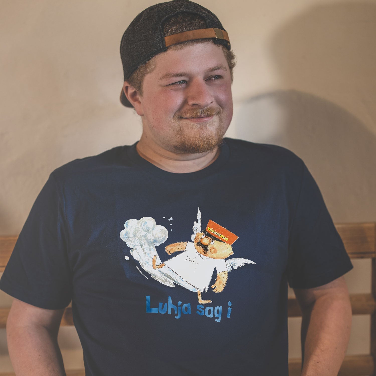 Lachender Mann trägt dunkles Engel Aloisius Herren T-Shirt "Luhja sag i" mit bayerischem Spruch.