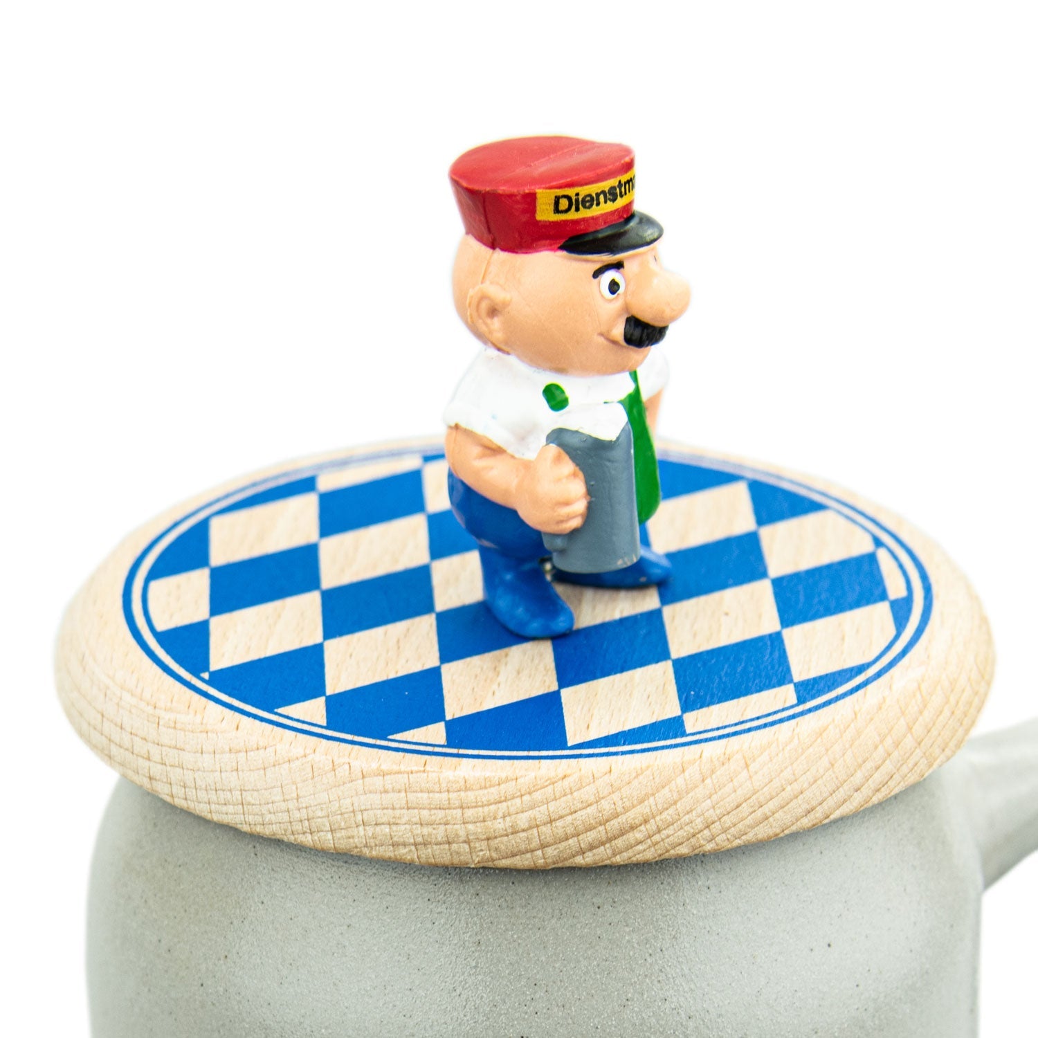 Engel Aloisius Bierdeckel Dienstmann, Holzdeckel mit bayerischem Rautenmuster und Zapfer-Figur auf Steinkrug.
