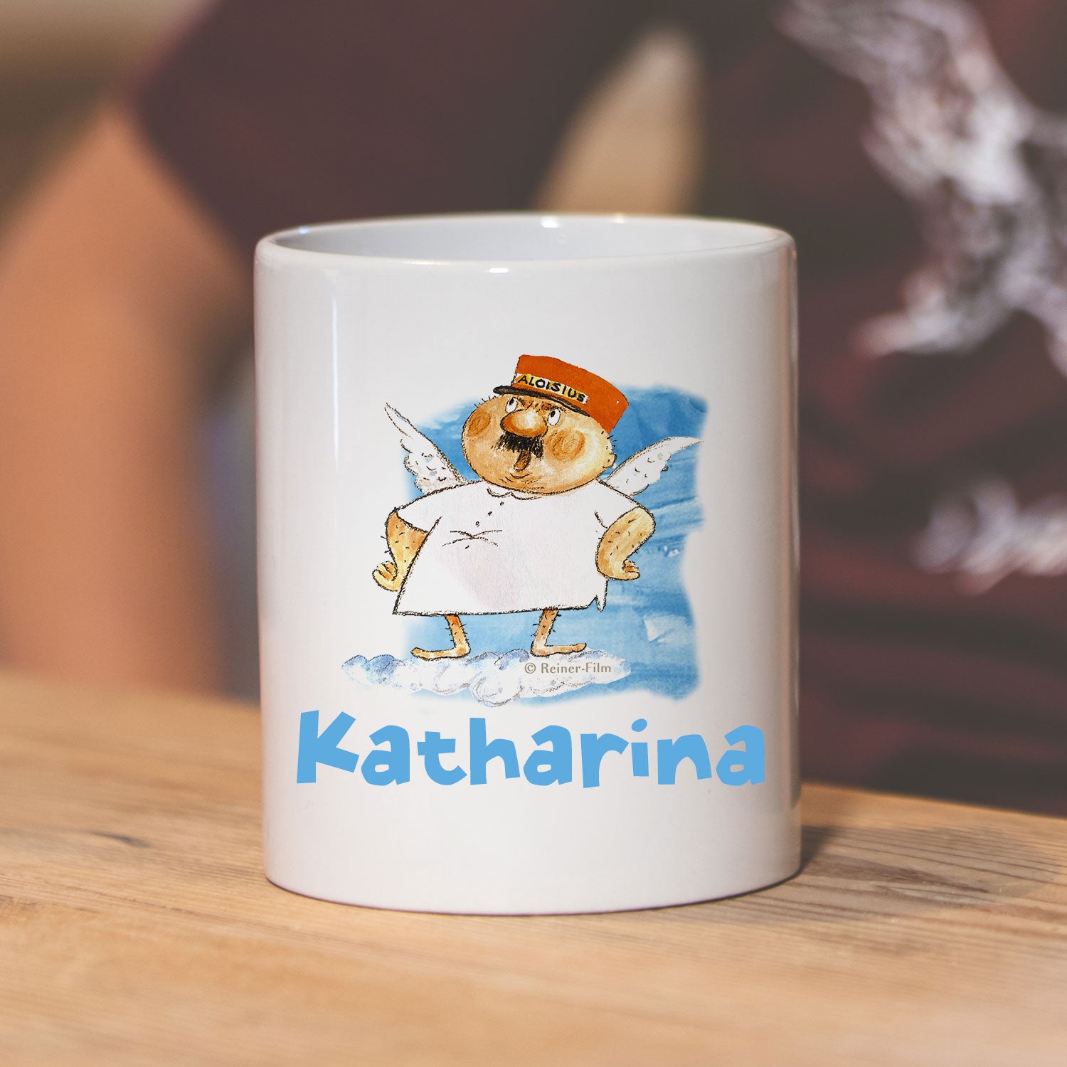Weiße Kaffeetasse mit Henkel, Motiv Engel Aloisius und personalisiertem Wunschnamen, ca. 330 ml Füllmenge.