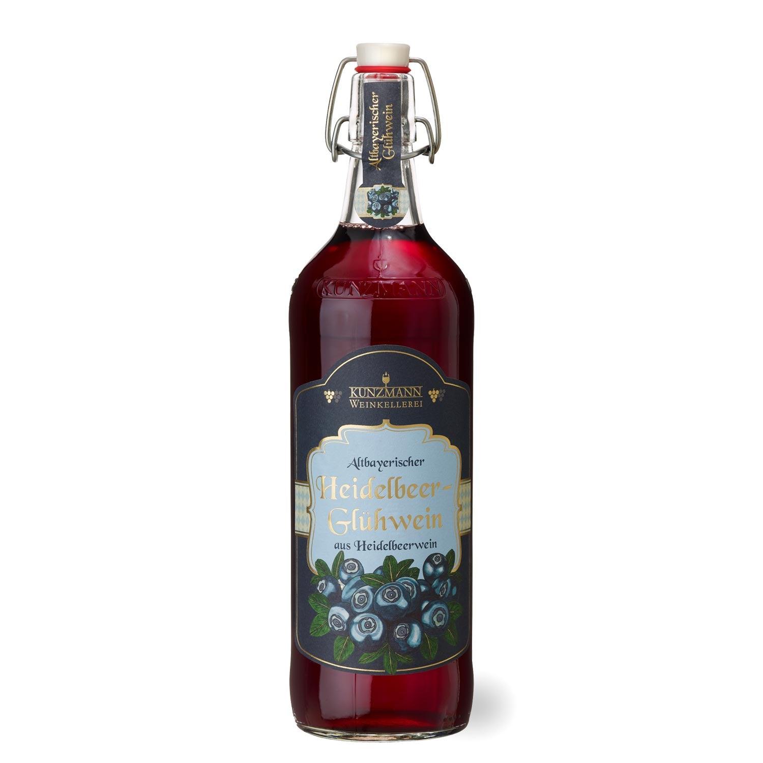 Altbayerischer Heidelbeer-Glühwein aus Heidelbeerwein, vollmundig-würzig, in brauner 1,0-Liter-Flasche.