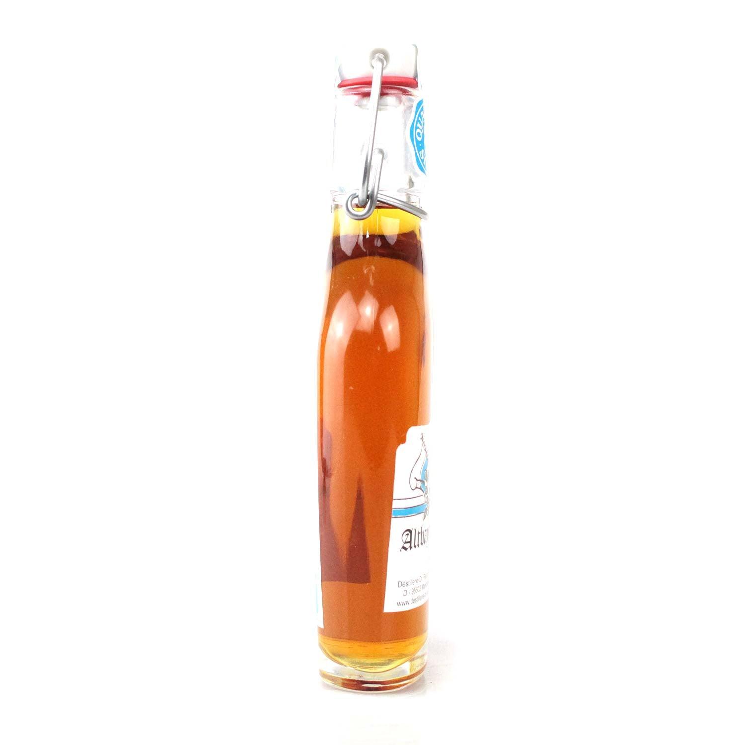 Altbayrischer Bierlikör aus bayerischem Bier nach überlieferter Rezeptur, bernsteinfarben, 0,2 l Glasflasche mit Bügelverschluss.