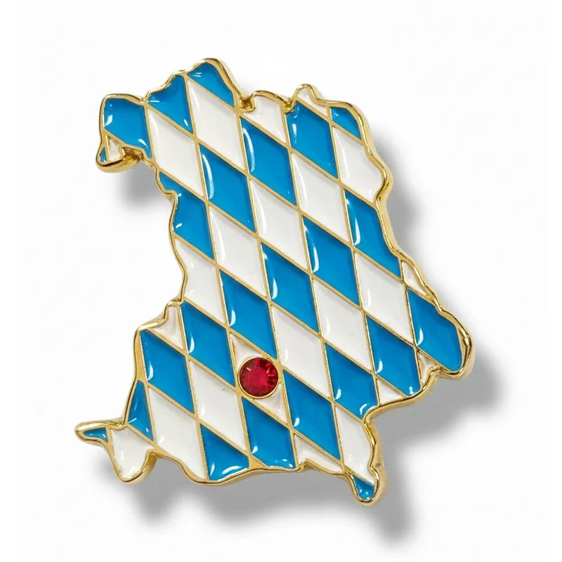 Pin in Form der Bayernkarte mit blau-weißem Rautenmuster und rotem Schmuckstein für München.