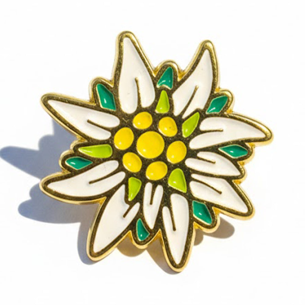 Hochwertiger bunter Edelweiß-Pin aus goldfarbenem Metall mit weißen, gelben und grünen Emaille-Details.