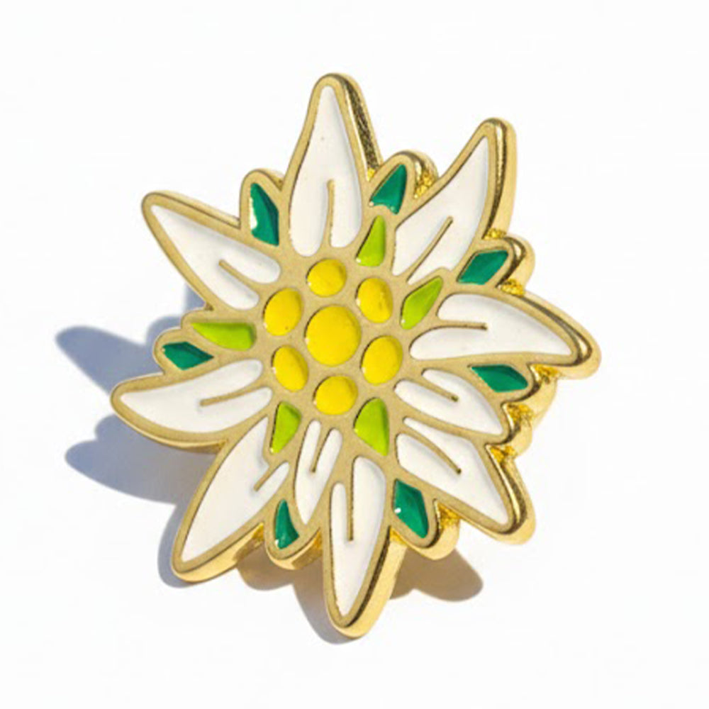 Dekorativer Edelweiß Ansteckpin aus Goldmetall mit weißer Blüte, gelbem Blütenkelch und grünen Blättern.