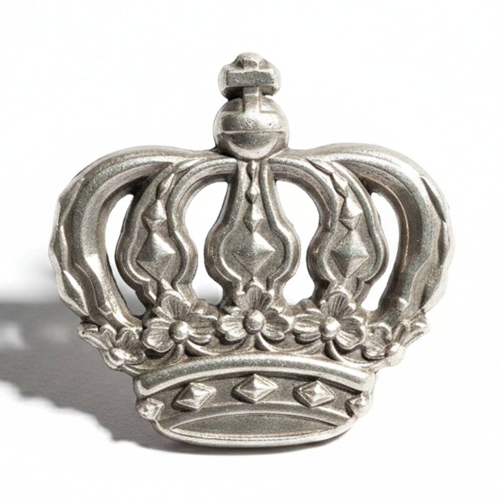 Silberner Anstecker in Form einer Königskrone mit floralen Verzierungen und Zierelementen. Hochwertiger Schmuck-Pin.
