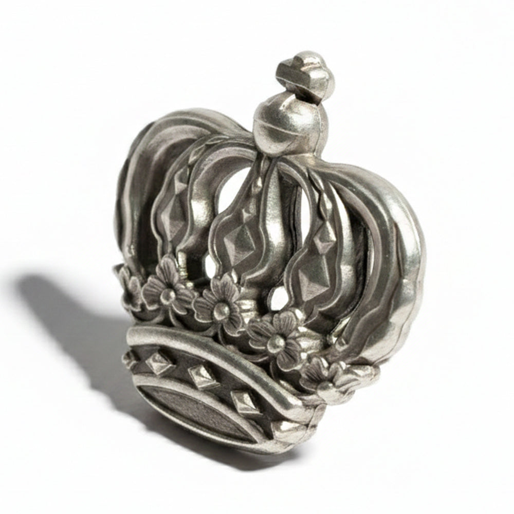 Silberner Kronen-Pin mit floralen Verzierungen und Diamantenmuster, matt schimmernd, detailliertes Design.