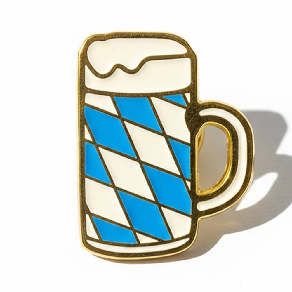 Goldfarbener Emaille Pin in Maßkrugform mit weiß-blauem Rautenmuster und weißem Bierschaum.