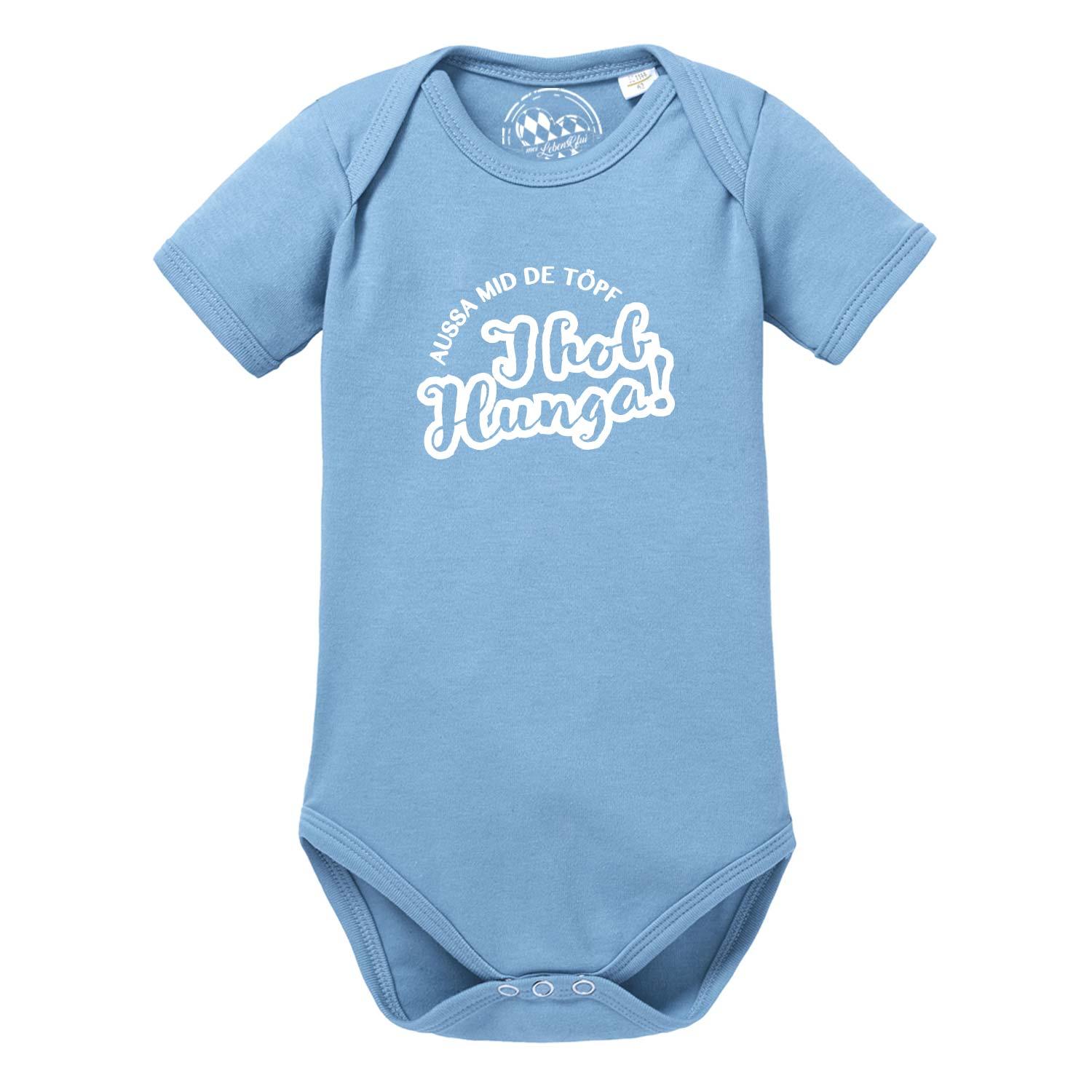 Weißer Babybody mit kurzen Ärmeln, bayerischem Spruch „Aussa mid de Töpf…“ und blauem Herzmotiv bedruckt; aus Baumwolle.
