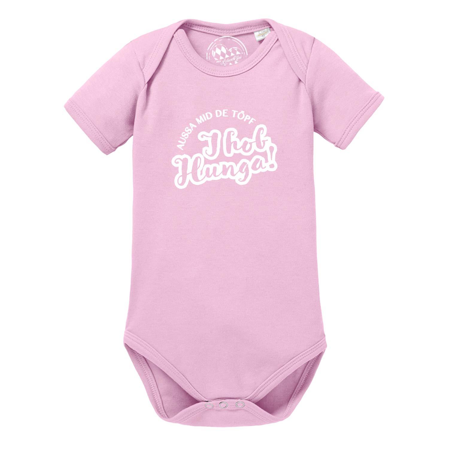 Weißer Babybody mit kurzen Ärmeln, grauem Schriftzug „Aussa mid de Töpf…“ und Herzmotiv, aus Baumwolle.