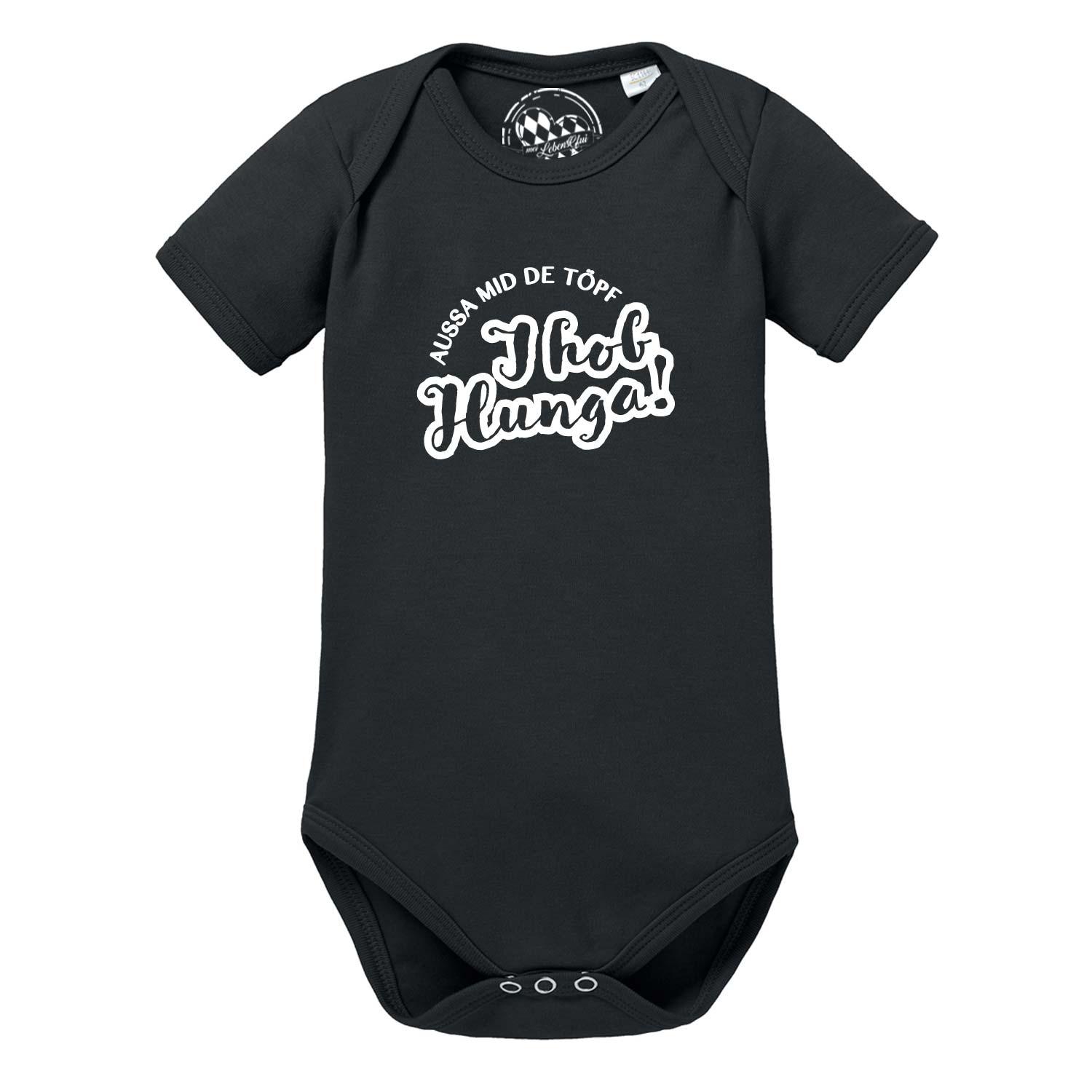 Weißer Babybody mit kurzen Ärmeln, grauem Schriftzug „Aussa mid de Töpf…“ und Herz-Motiv; aus Baumwolle.