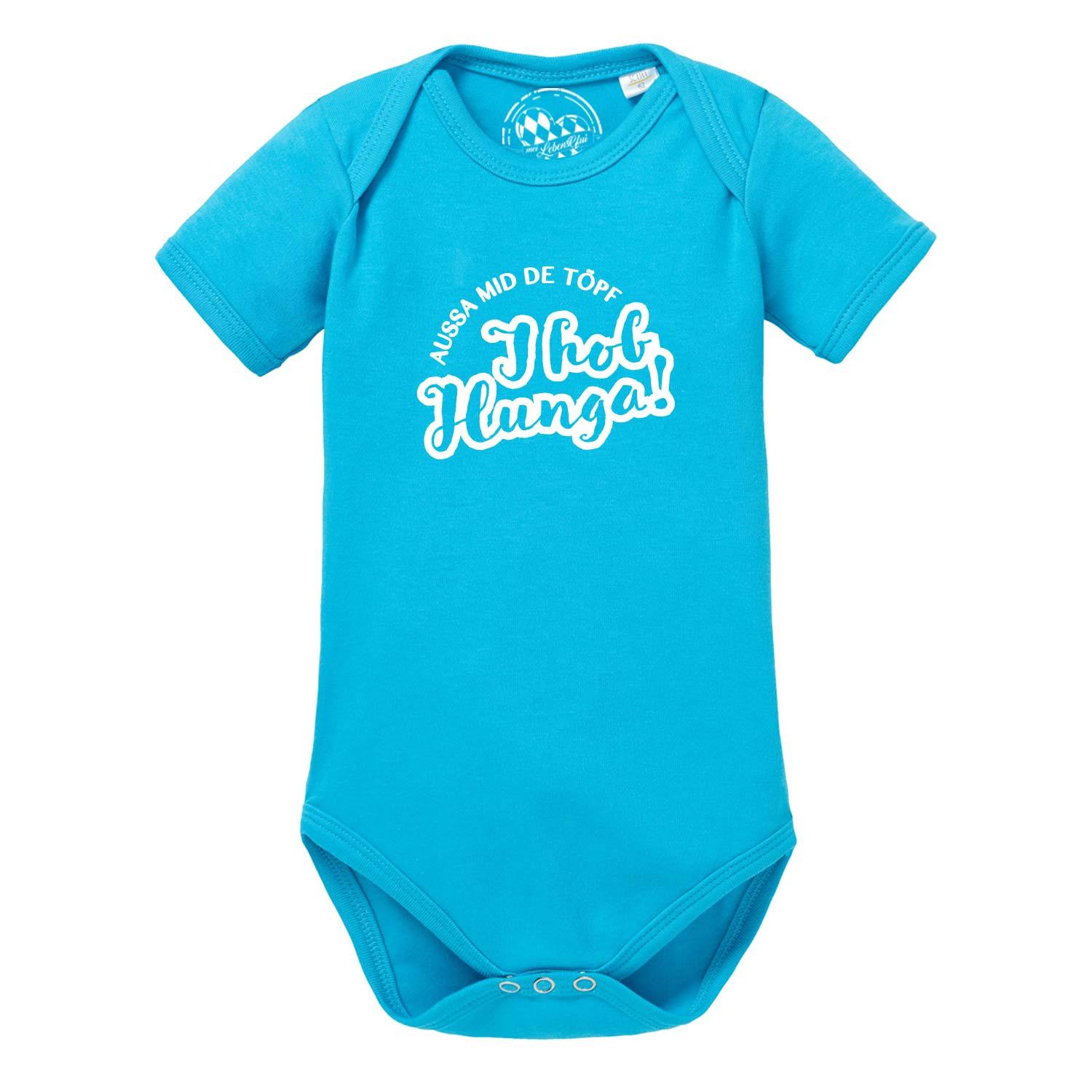 Weißer Babybody mit kurzen Ärmeln, bayerischem Spruch „Aussa mid de Töpf!“ und Herz-Motiv auf der Brust; Baumwolle.