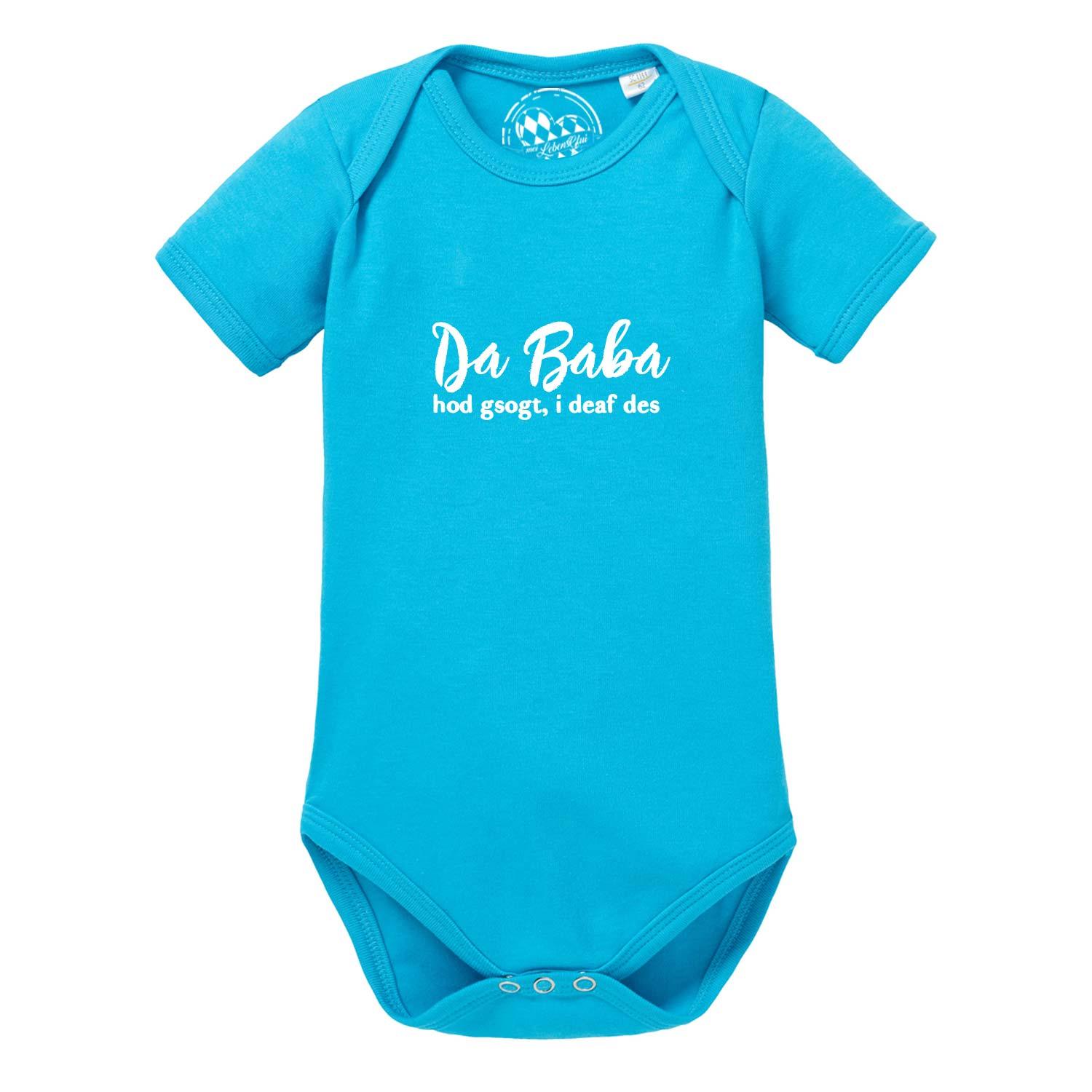 Weißer Baby-Body mit kurzem Arm, schwarzem Schriftzug „Baba sogt, i deaf des!“, Rundhalsausschnitt, aus Baumwolle.