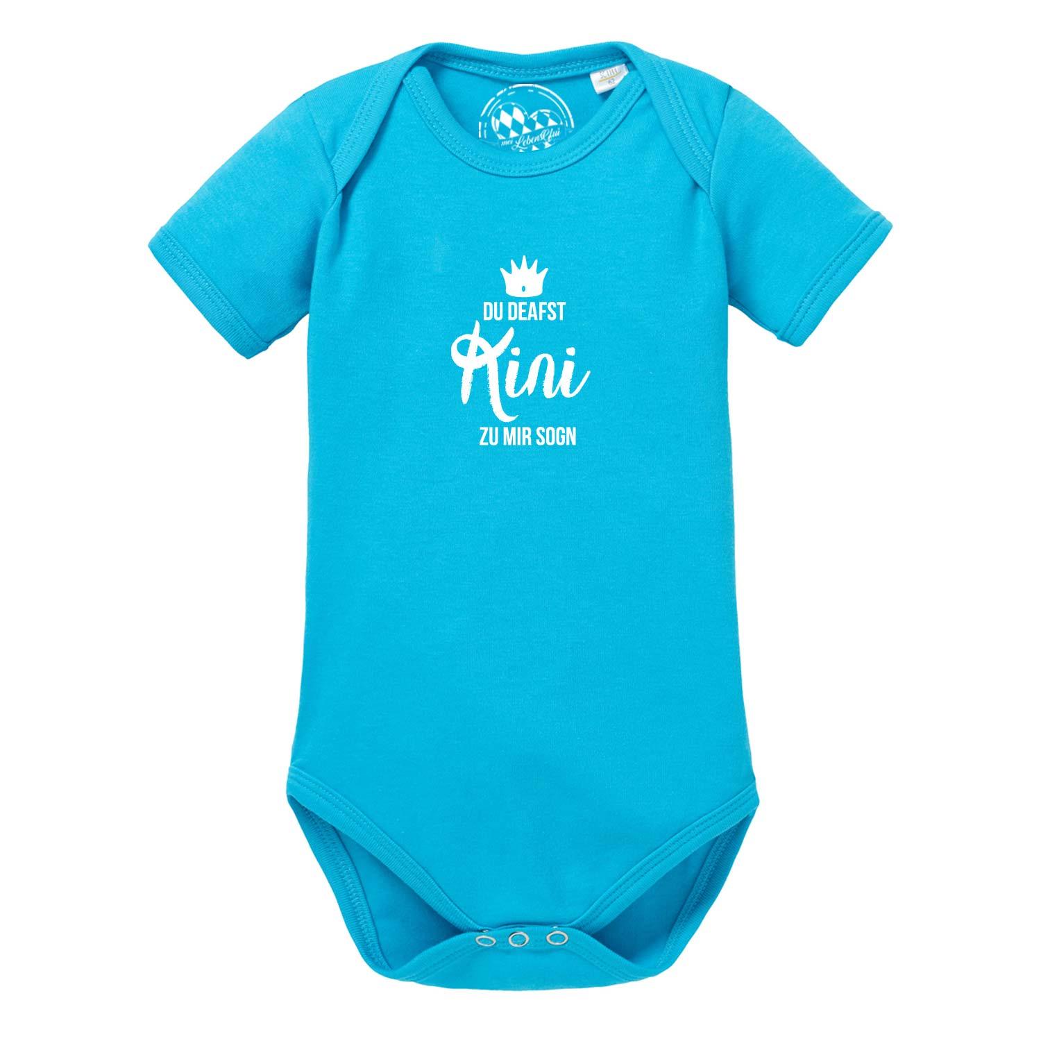 Blauer Baby Body Kini mit Krone und weißem Spruch "Du deafst Kini zu mir sogen", kurzärmlig, weiche Baumwolle.
