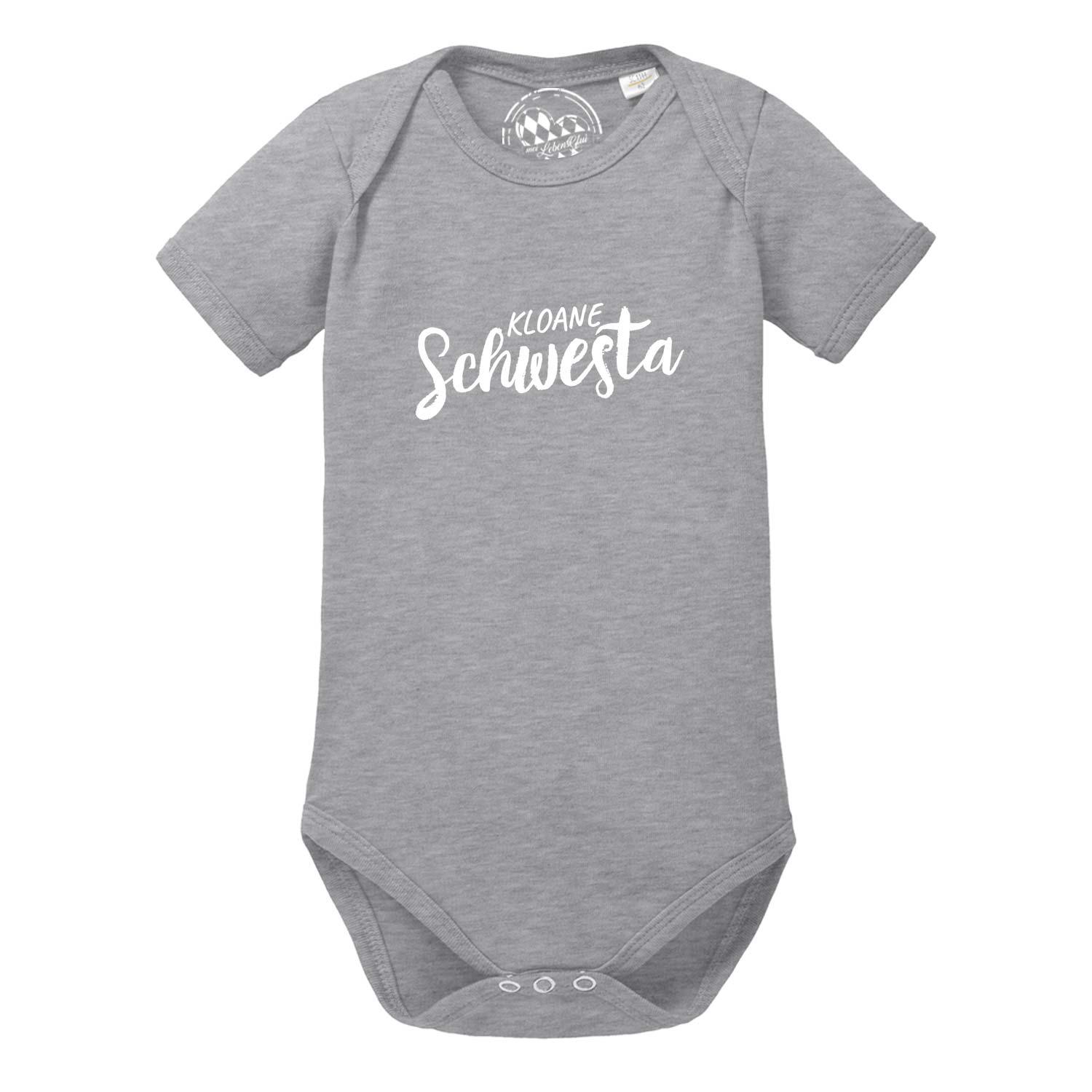 Grauer Baby Body Kloane Schwesta mit kurzem Arm, Druckknopfverschluss und weißem Schriftzug für Mädchen.